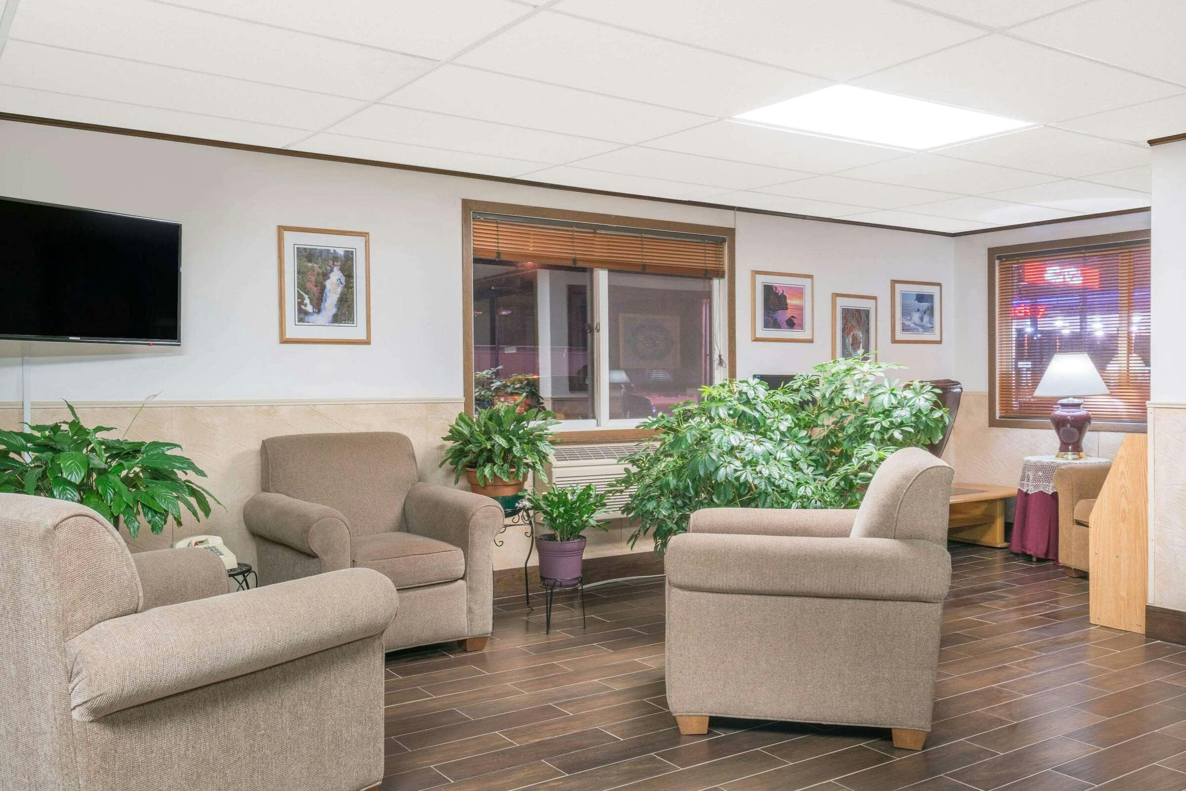 Hotel Super 8 by Wyndham Superior WI photo 1