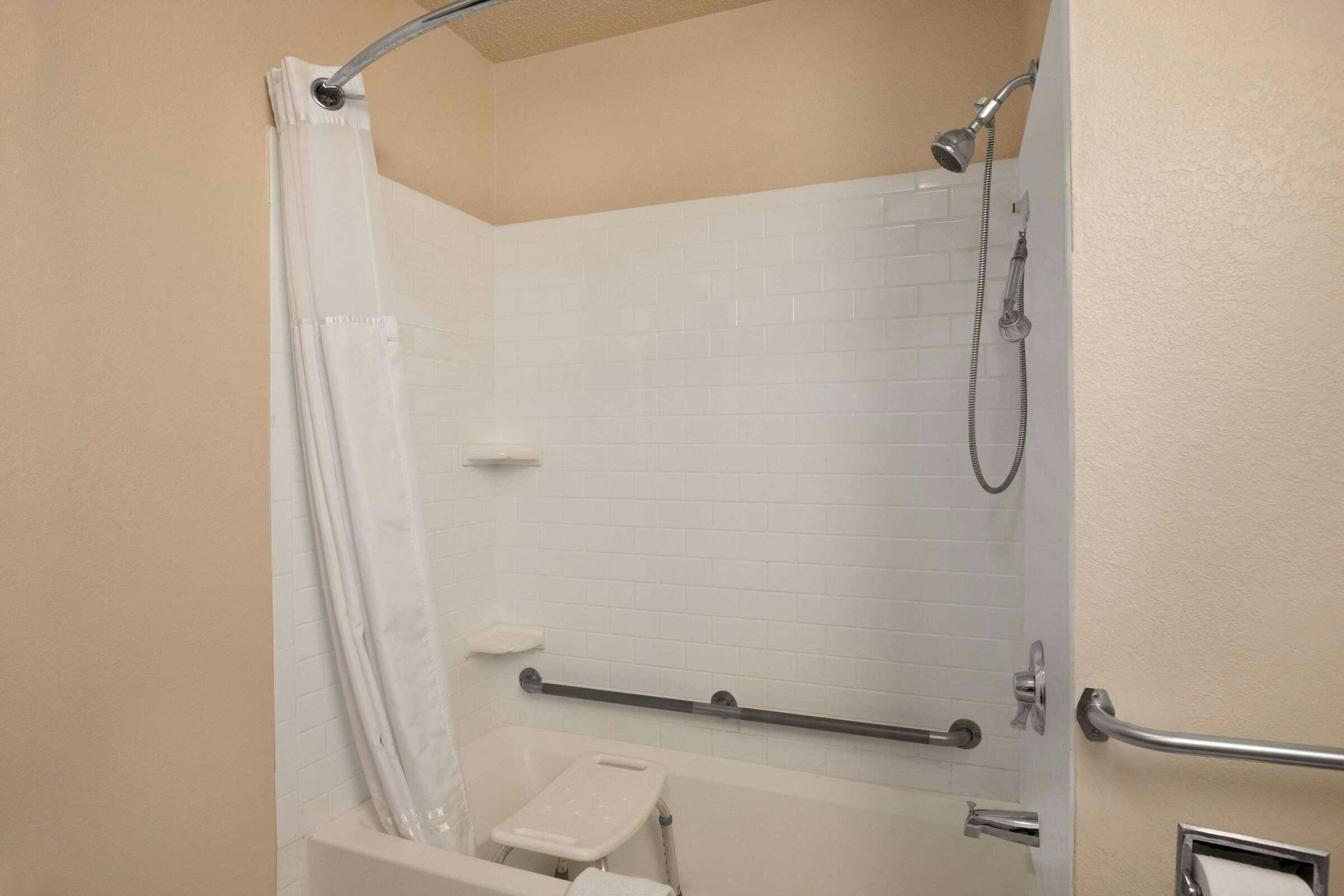 Hotel Days Inn Keene NH photo 5