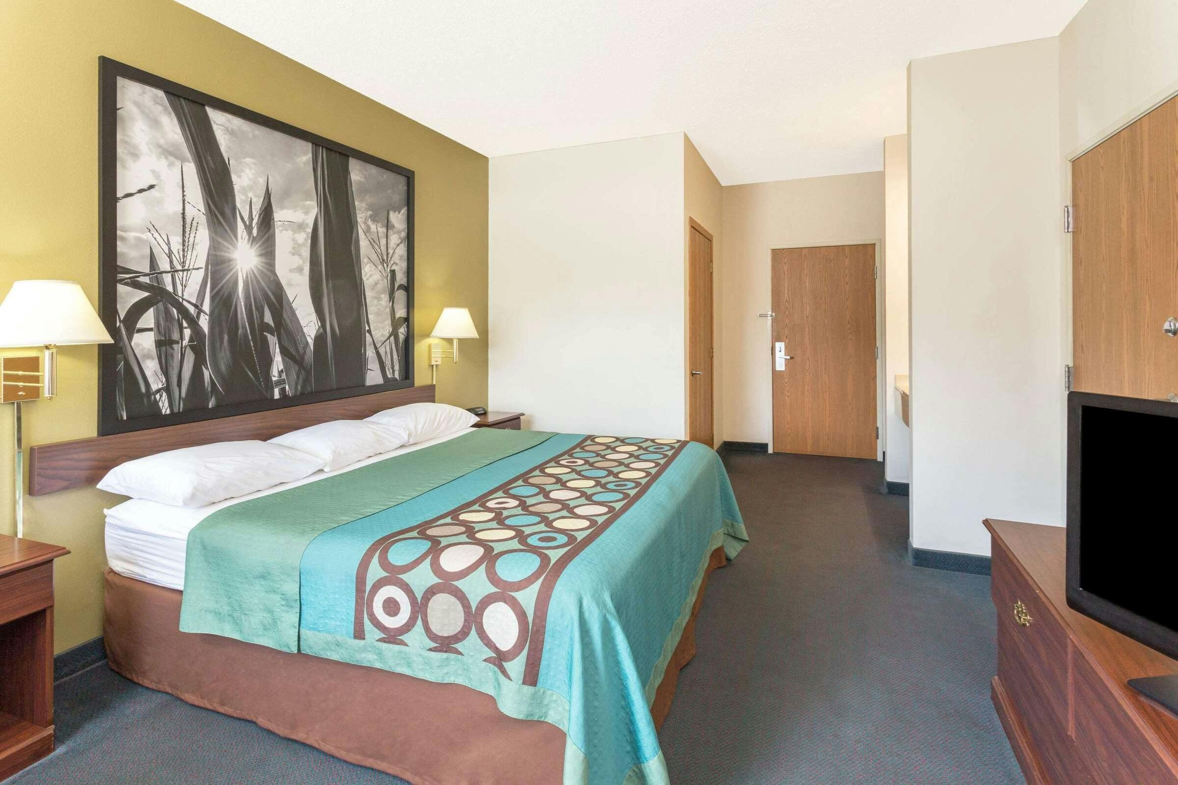 Hotel Super 8 by Wyndham Cresco IA photo 3