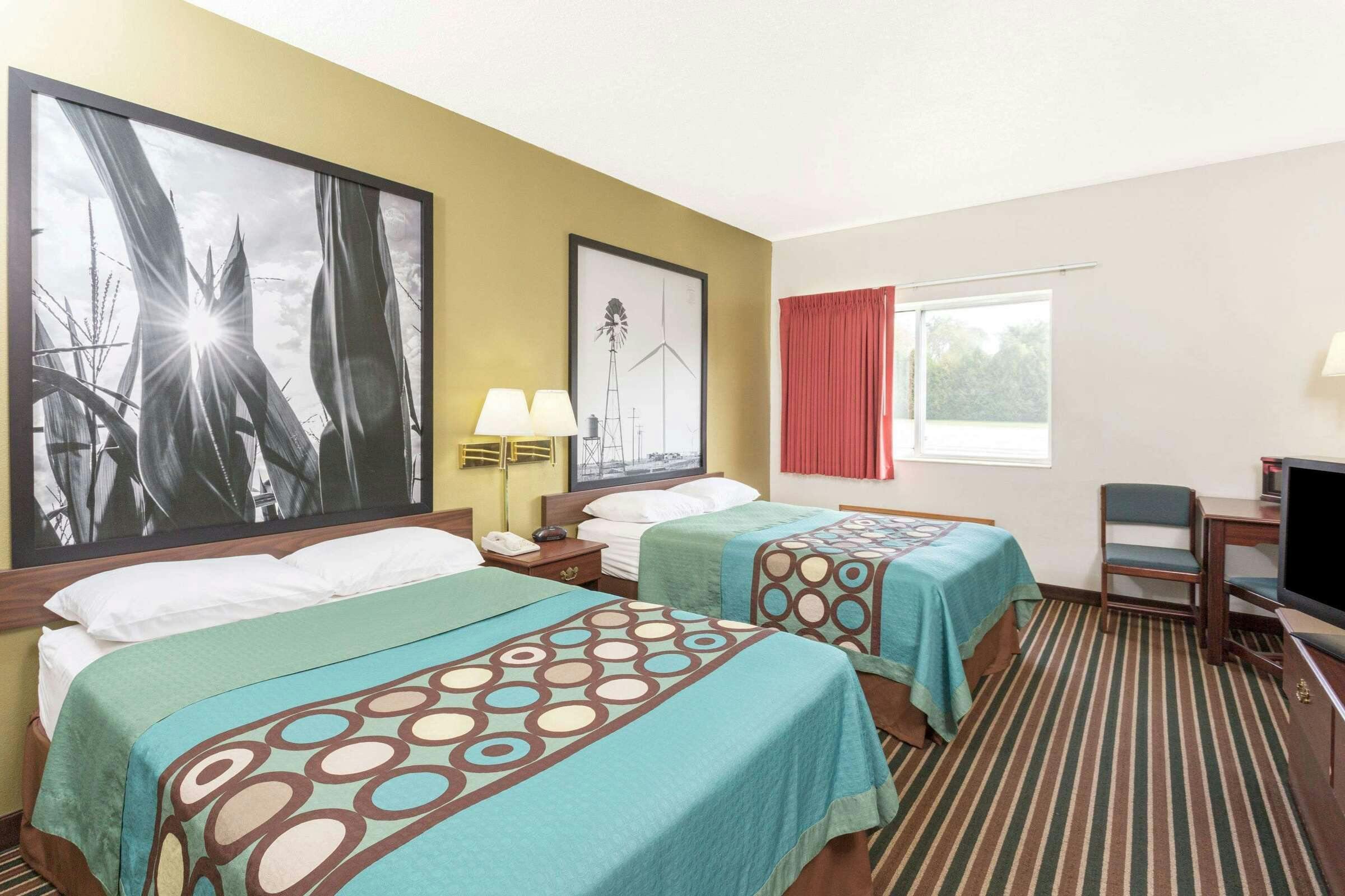 Hotel Super 8 by Wyndham Cresco IA photo 1