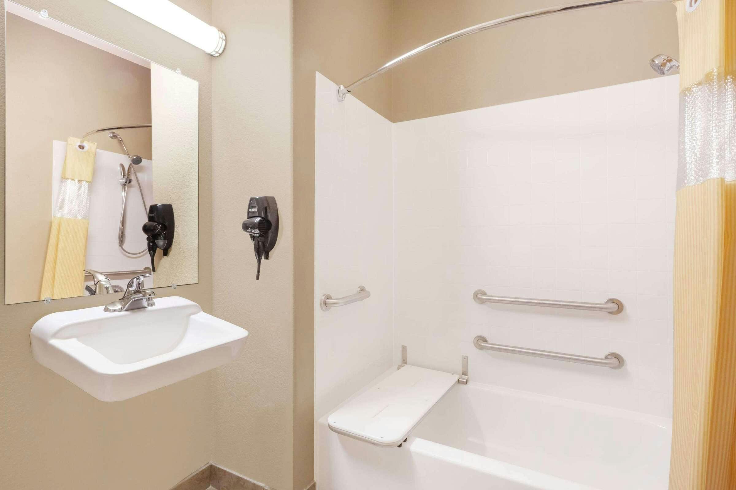 Hotel Days Inn & Suites by Wyndham Marquez photo 5