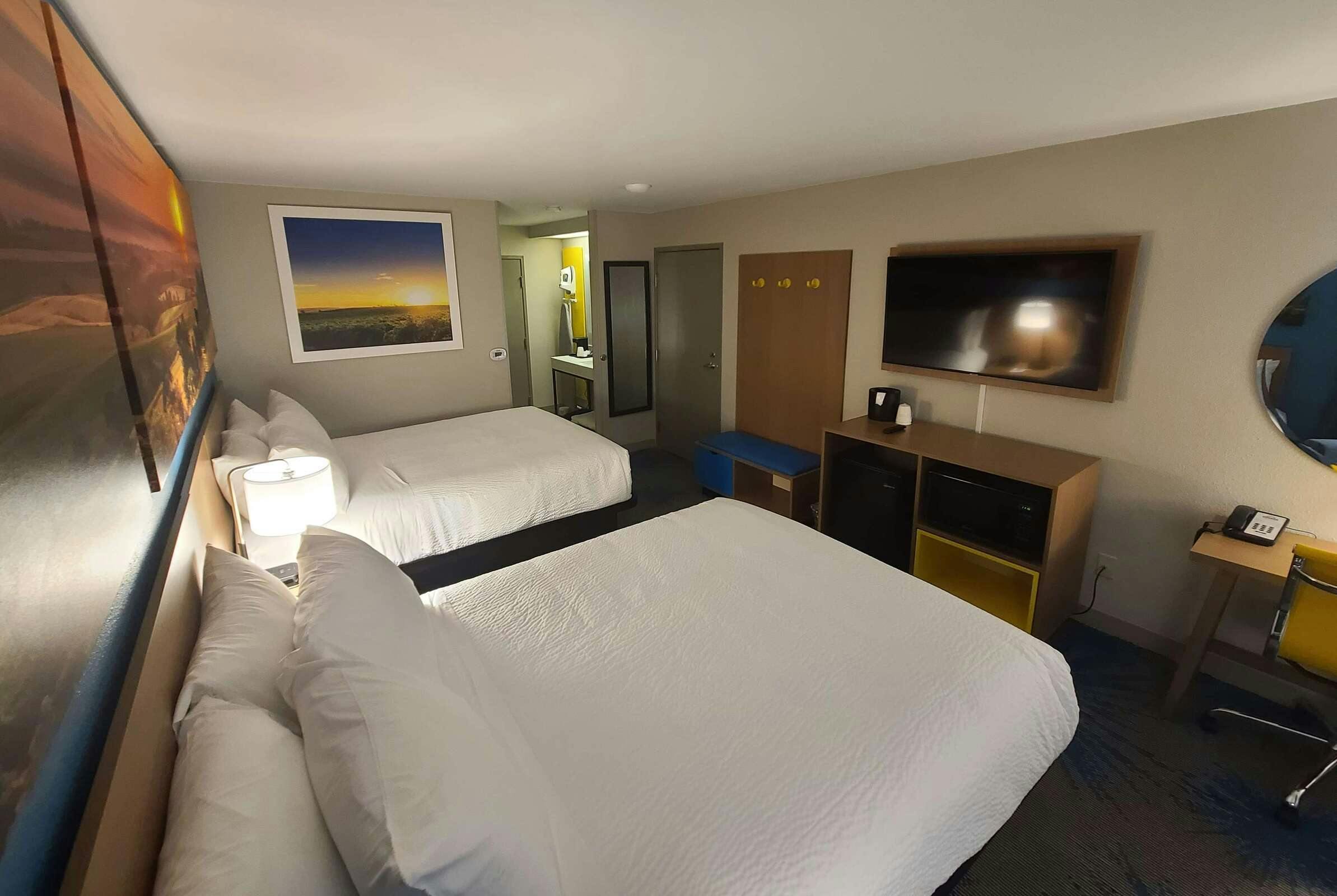 Hotel Days Inn by Wyndham Johnson Creek photo 2