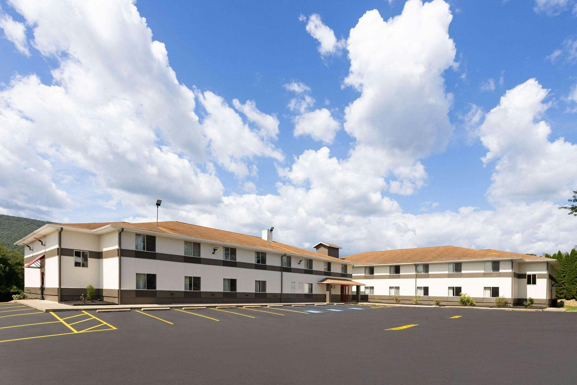 Hotel Super 8 by Wyndham Burnham/Lewistown photo 1