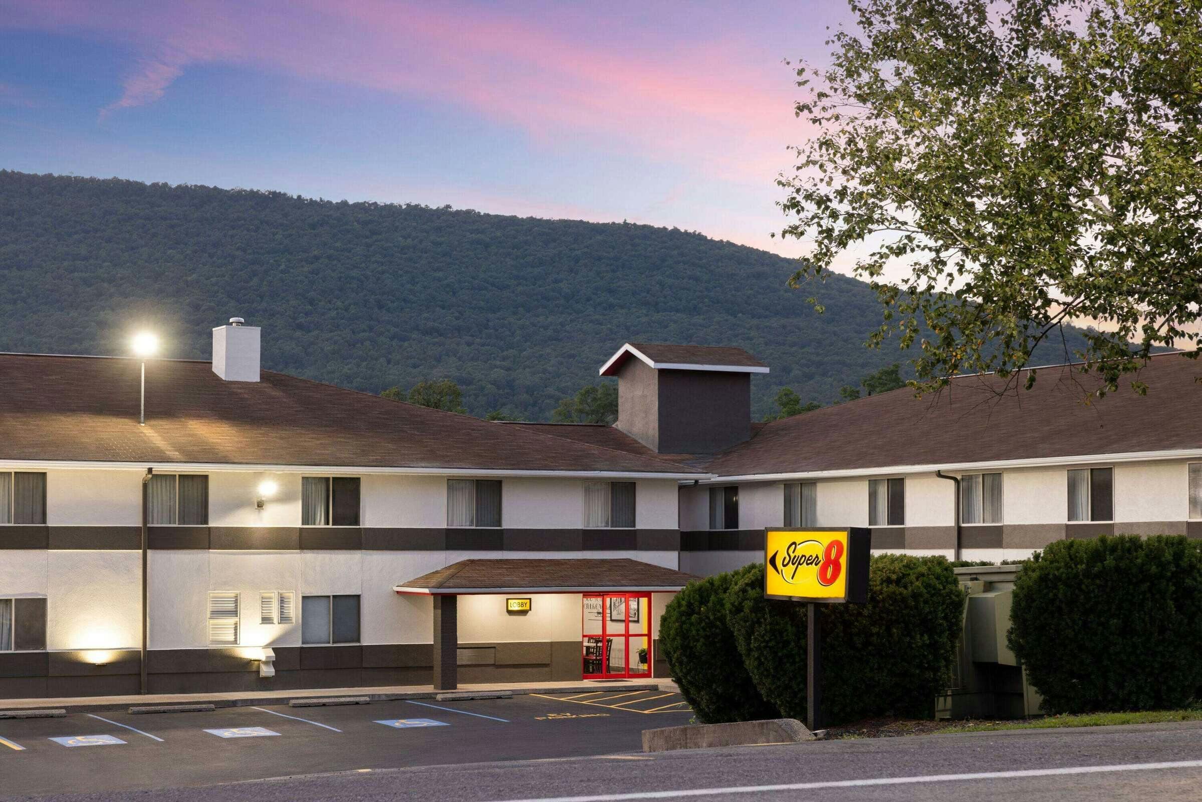 Hotel Super 8 by Wyndham Burnham/Lewistown photo 2