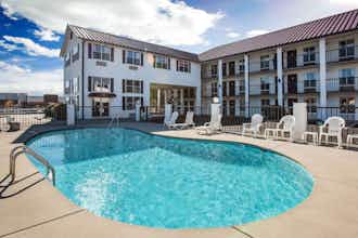 Hotel Super 8 Sevierville Riverside photo 2