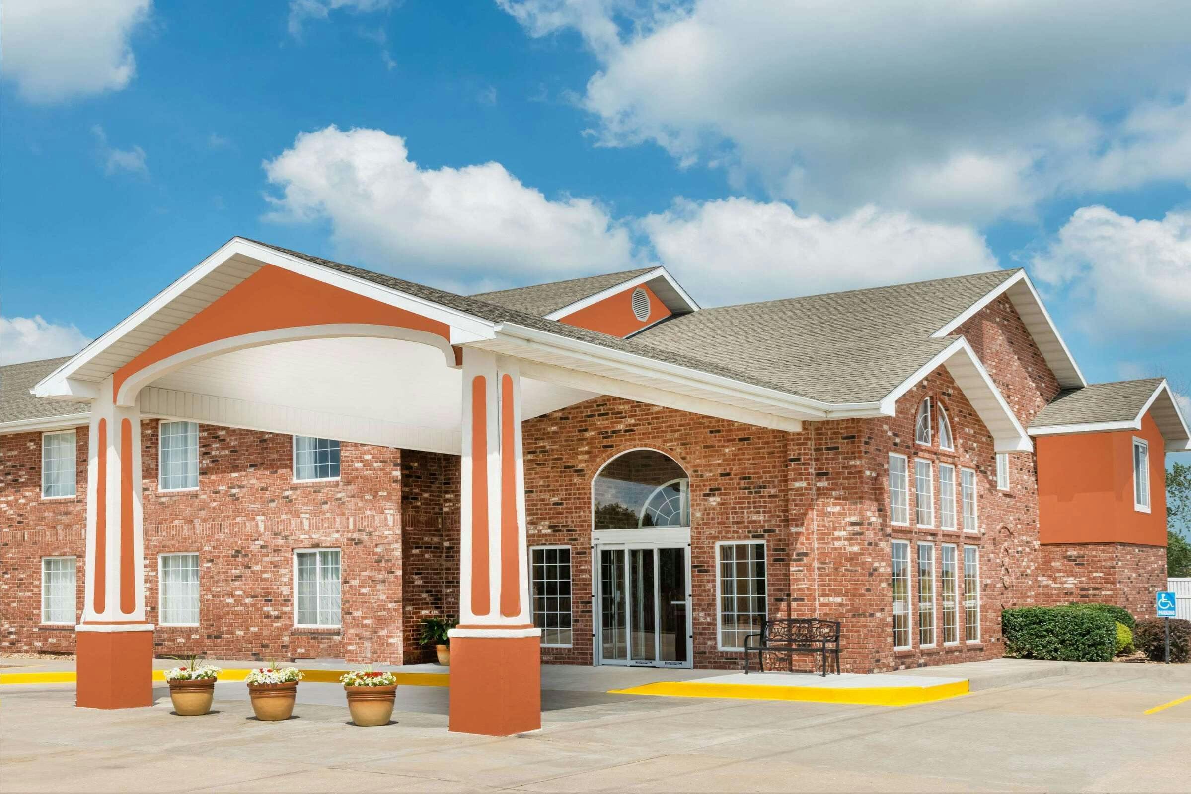Super 8 Bolivar MO