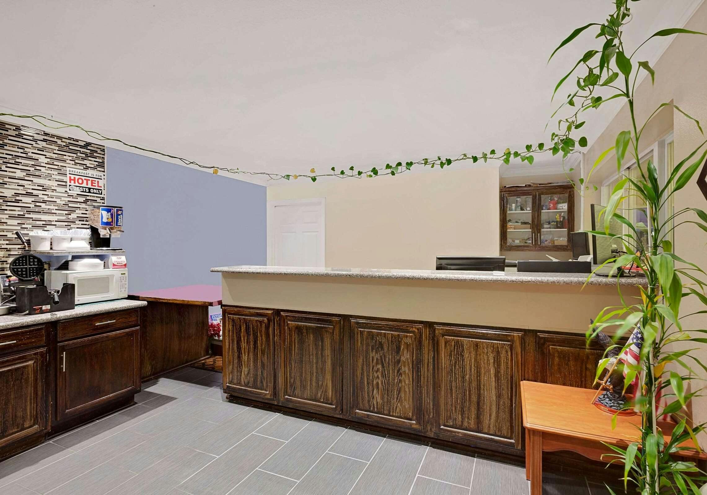 Hotel Super 8 by Wyndham Siloam Springs photo 1