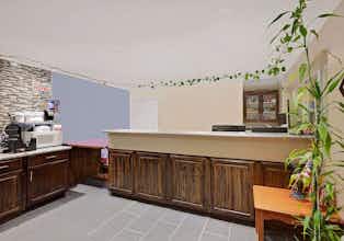 Hotel Super 8 by Wyndham Siloam Springs photo 1