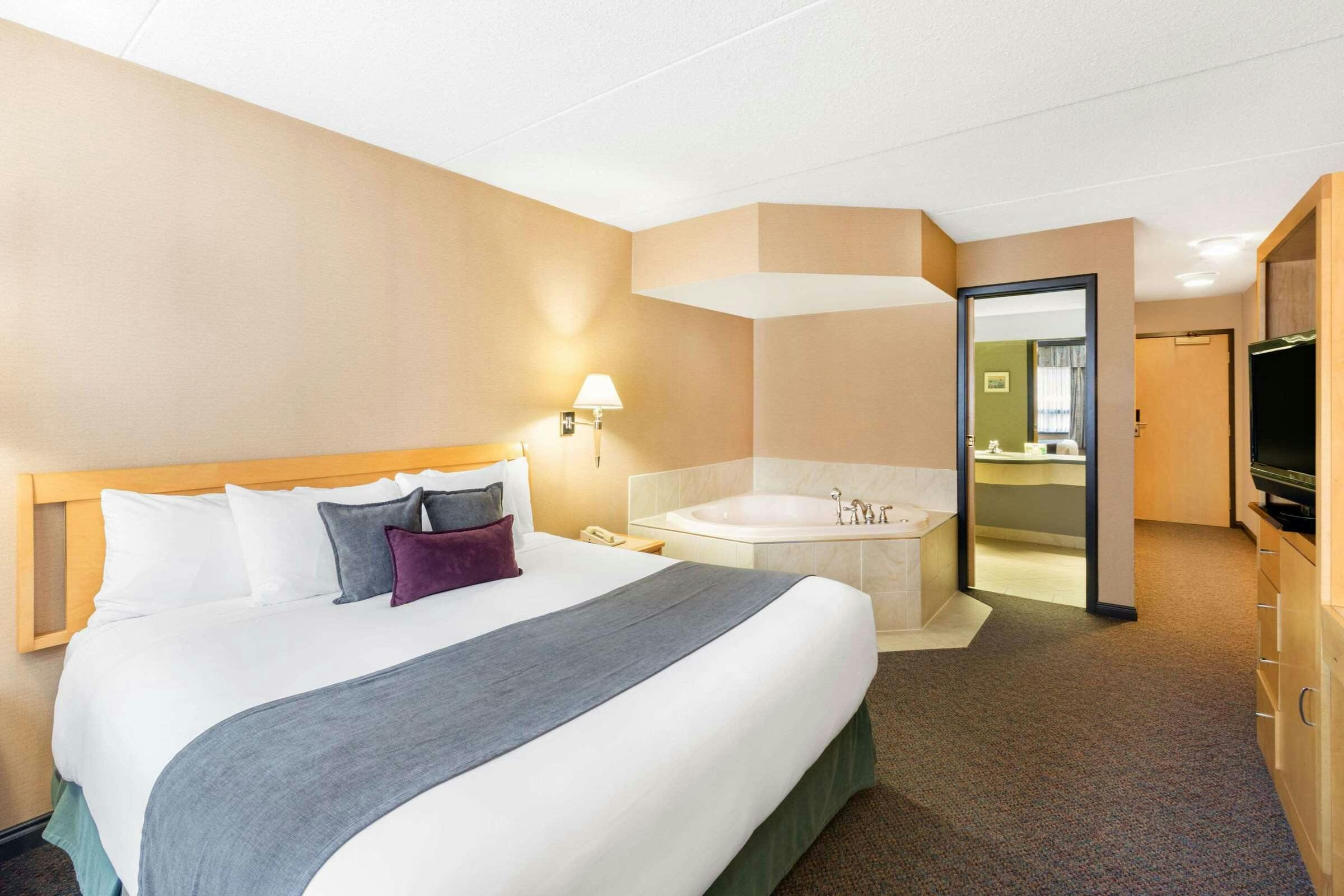 Hotel Ramada Plaza Prince George photo 4