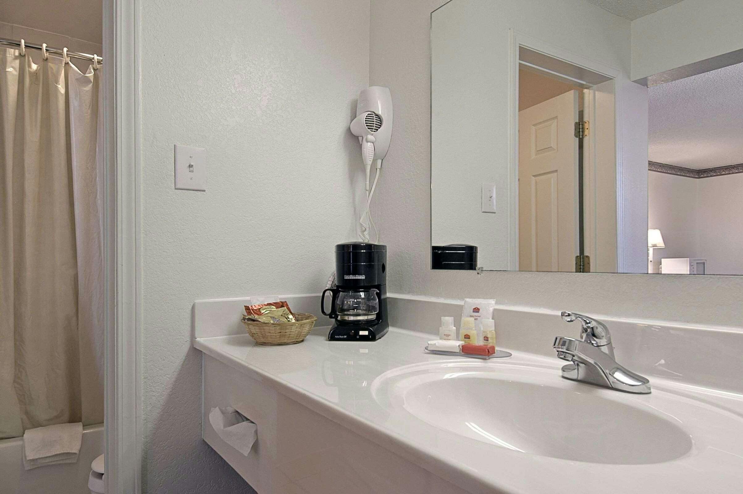 Hotel Super 8 Wichita Falls photo 2