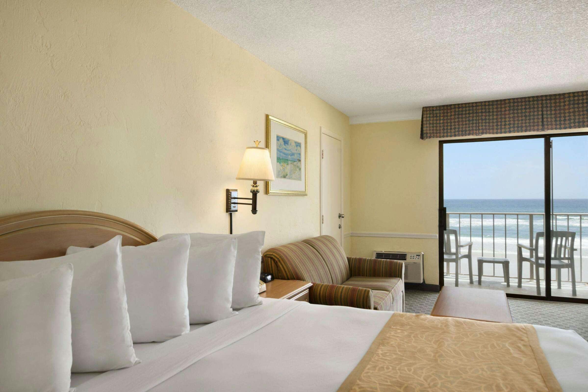 Hotel Days Inn by Wyndham Daytona Oceanfront photo 5