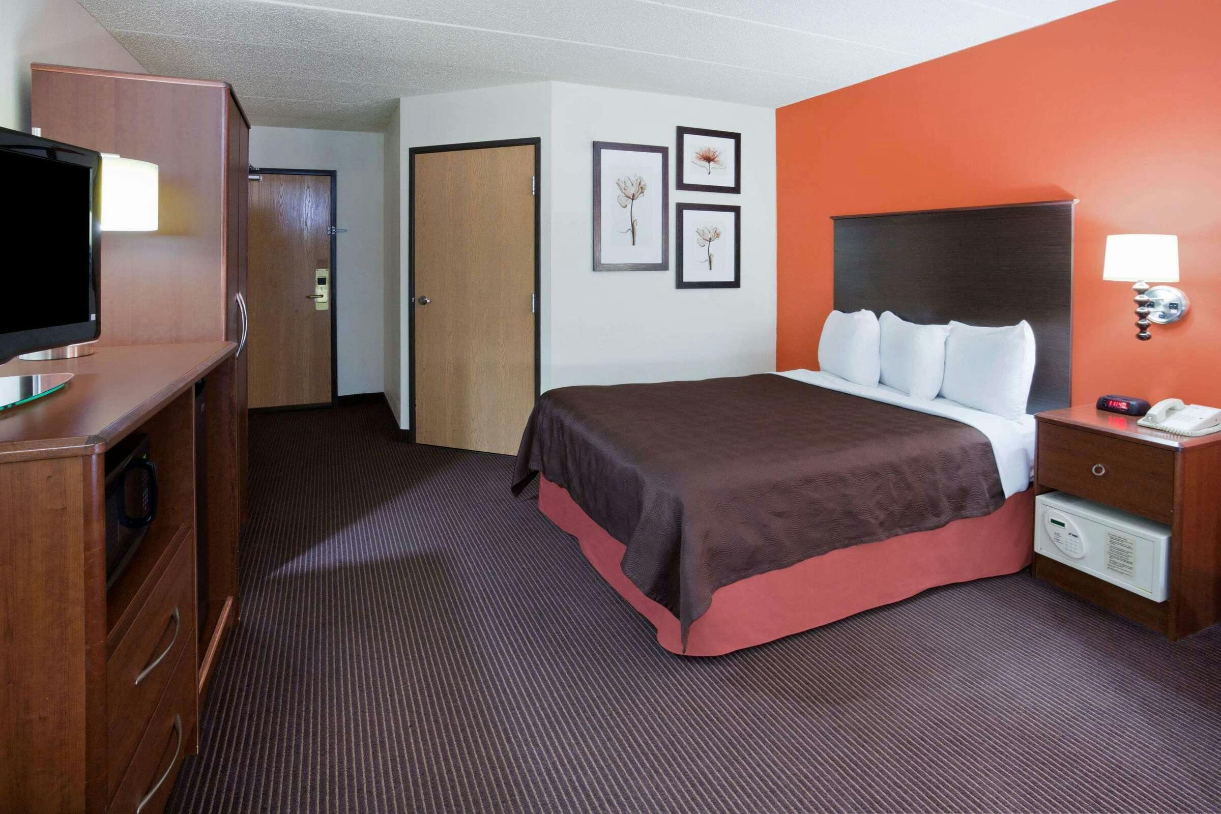 Hotel AmericInn Coon Rapids photo 2