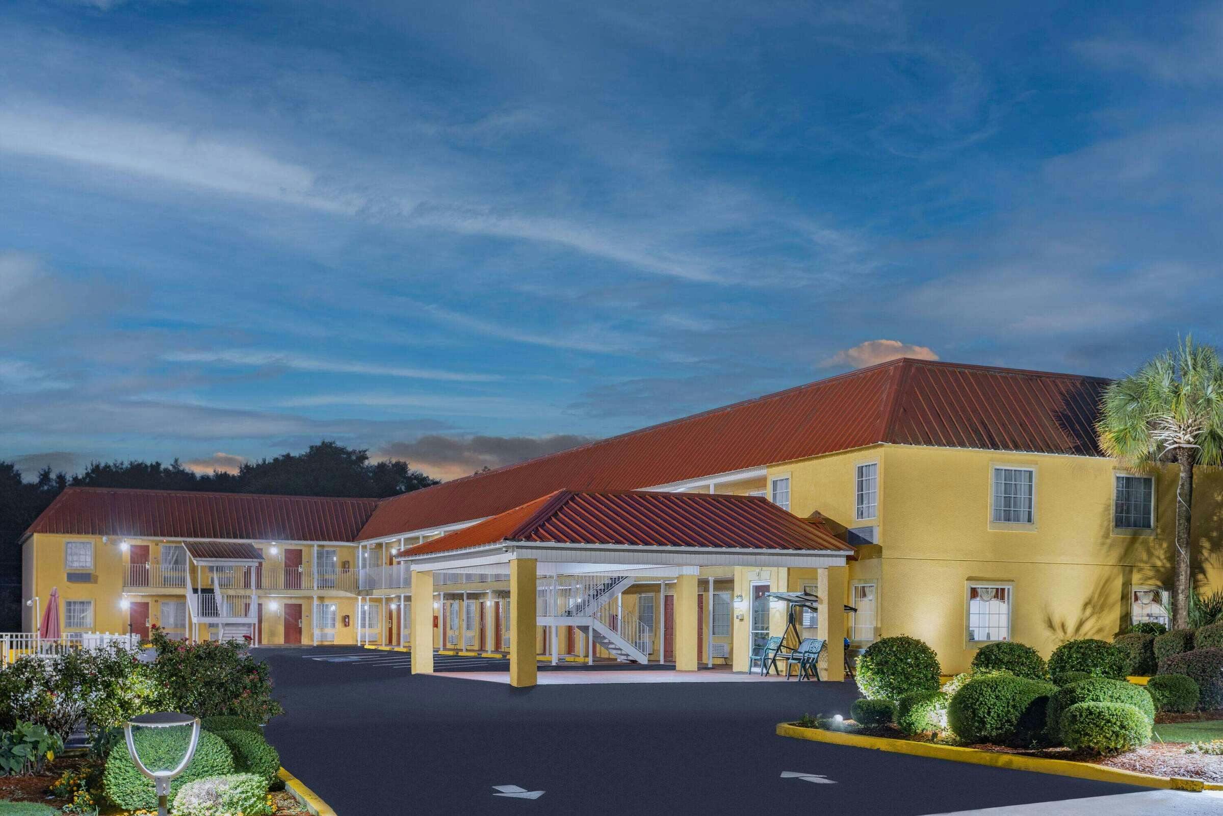 Hotel Days Inn by Wyndham Barnwell photo 1