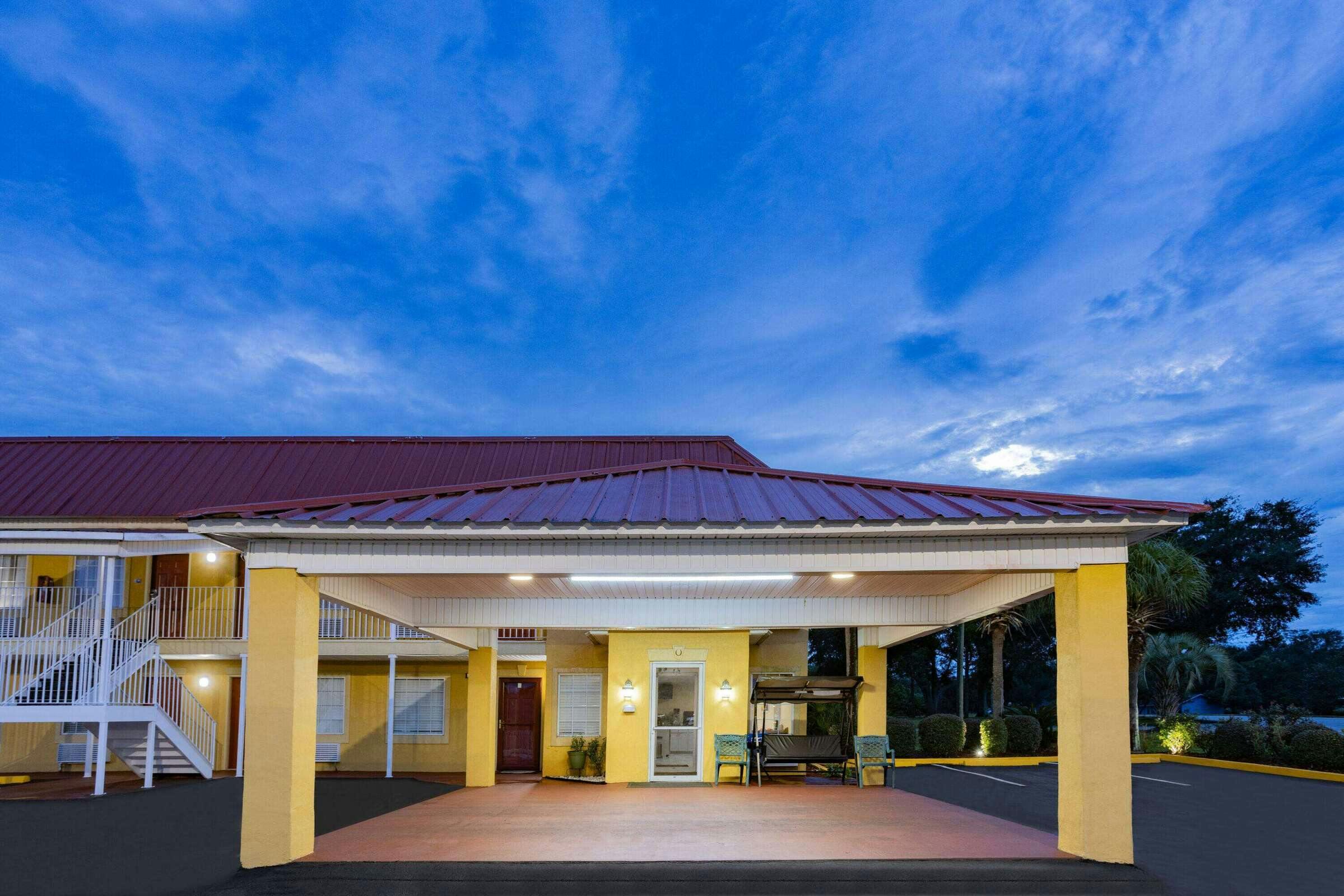 Hotel Days Inn by Wyndham Barnwell photo 2