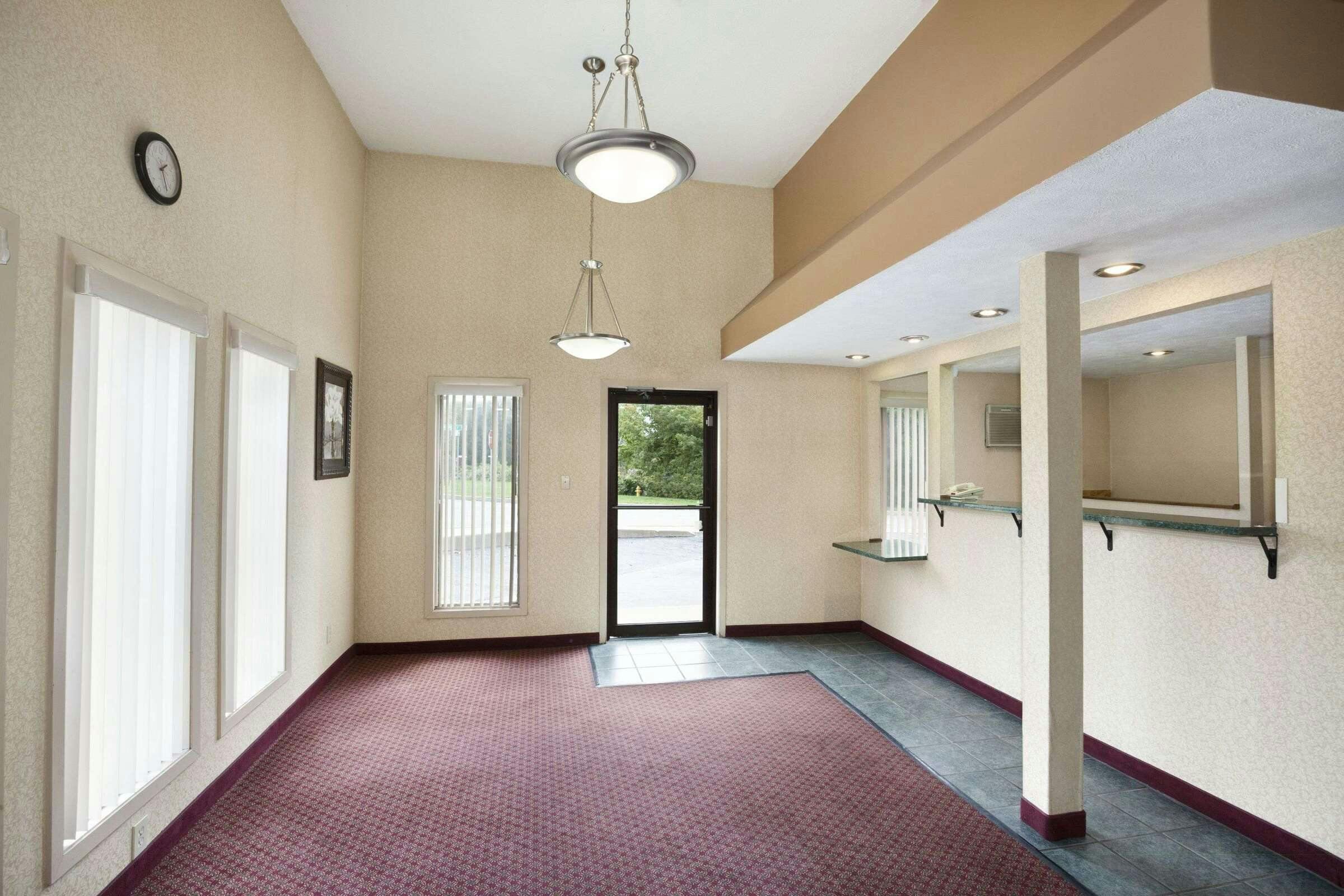 Hotel Travelodge by Wyndham La Porte/Michigan City Area photo 1