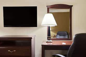 Hotel Travelodge by Wyndham La Porte/Michigan City Area photo 2