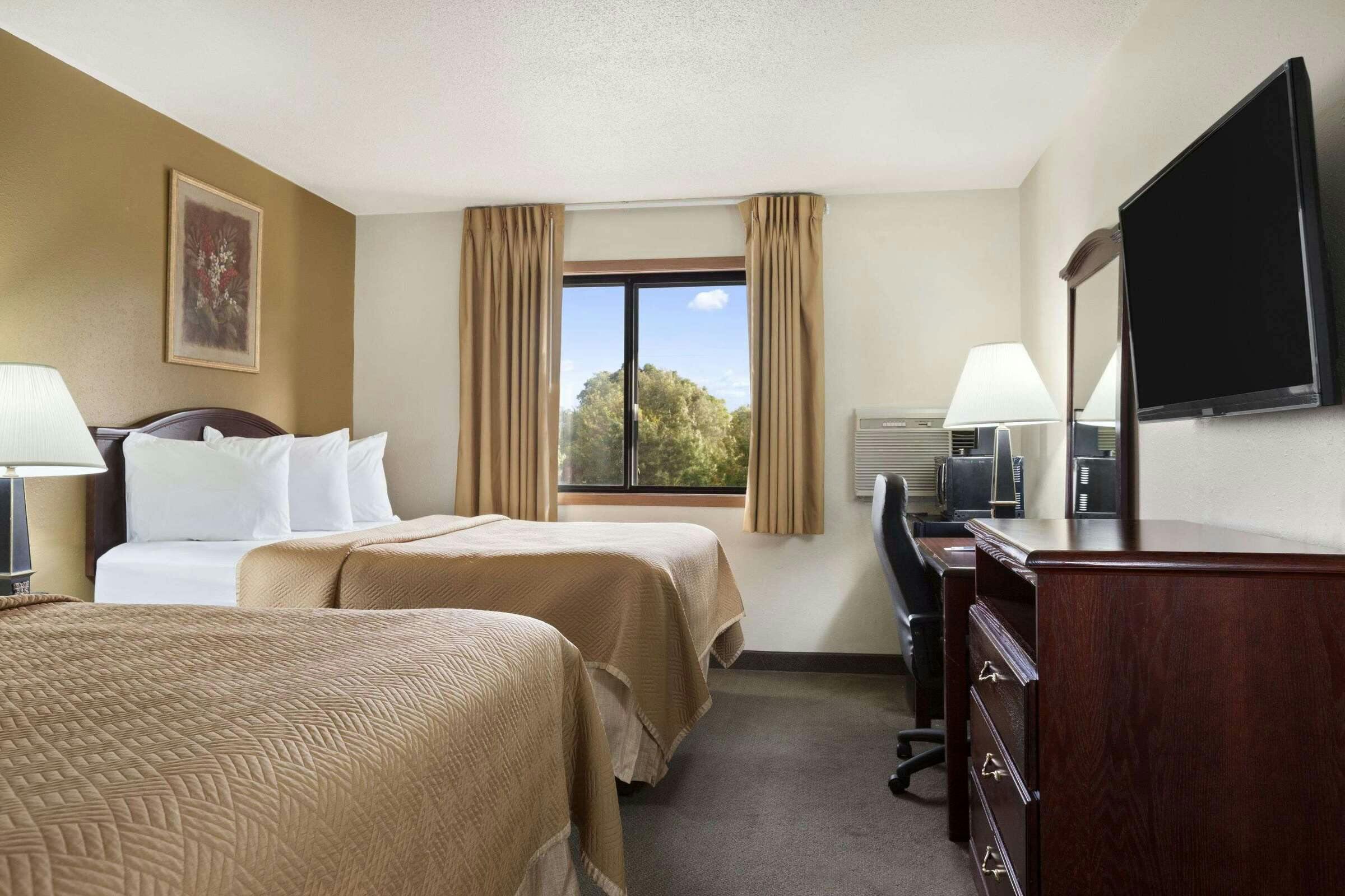 Hotel Travelodge by Wyndham La Porte/Michigan City Area photo 4