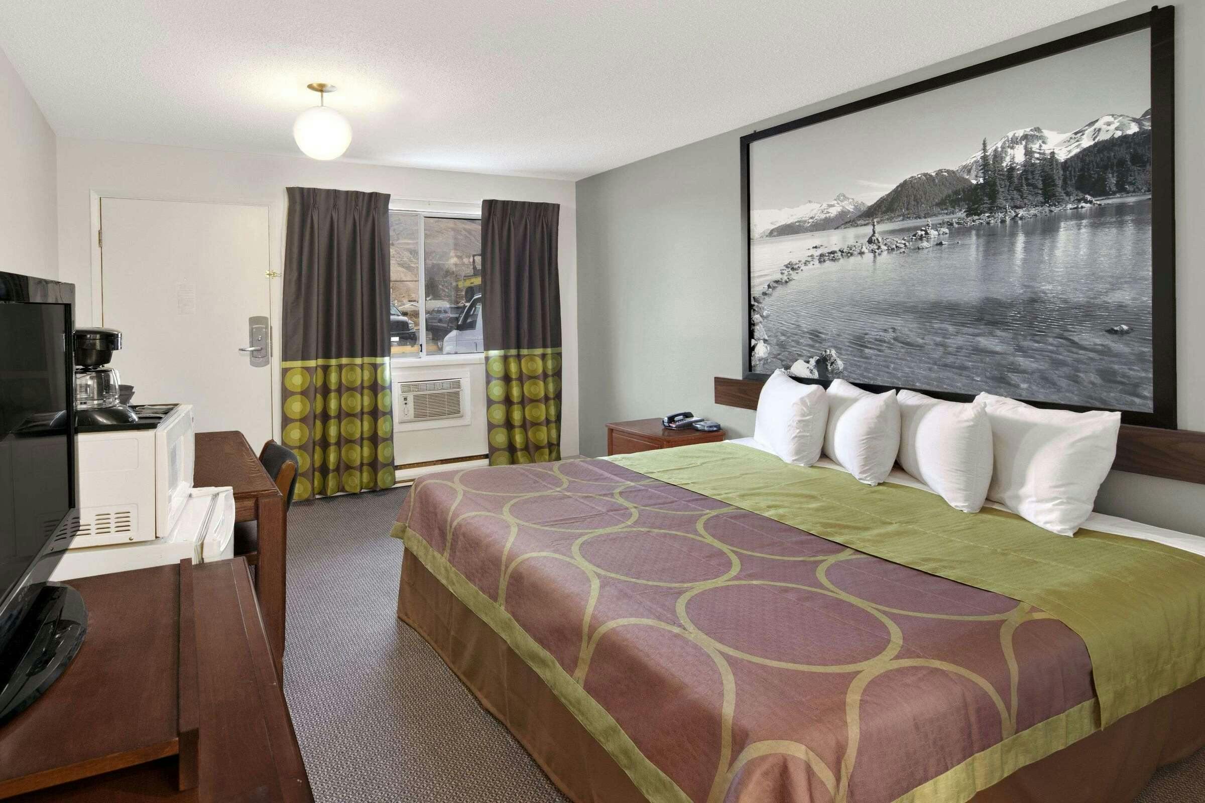 Hotel Super 8 by Wyndham Kamloops East photo 2