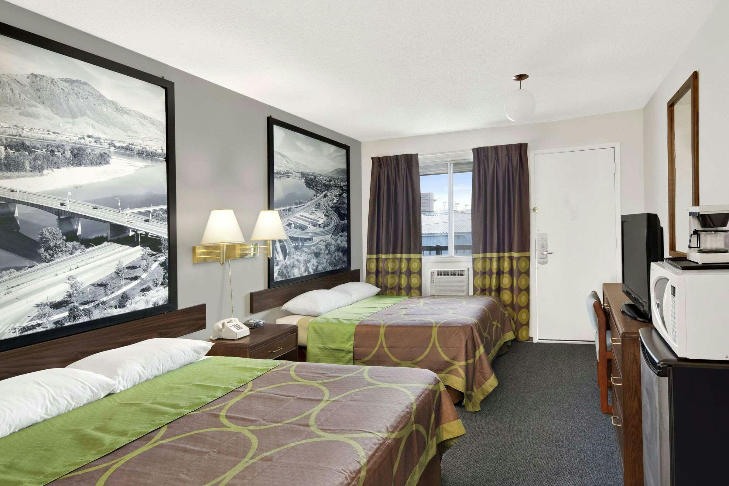 Hotel Super 8 by Wyndham Kamloops East photo 1