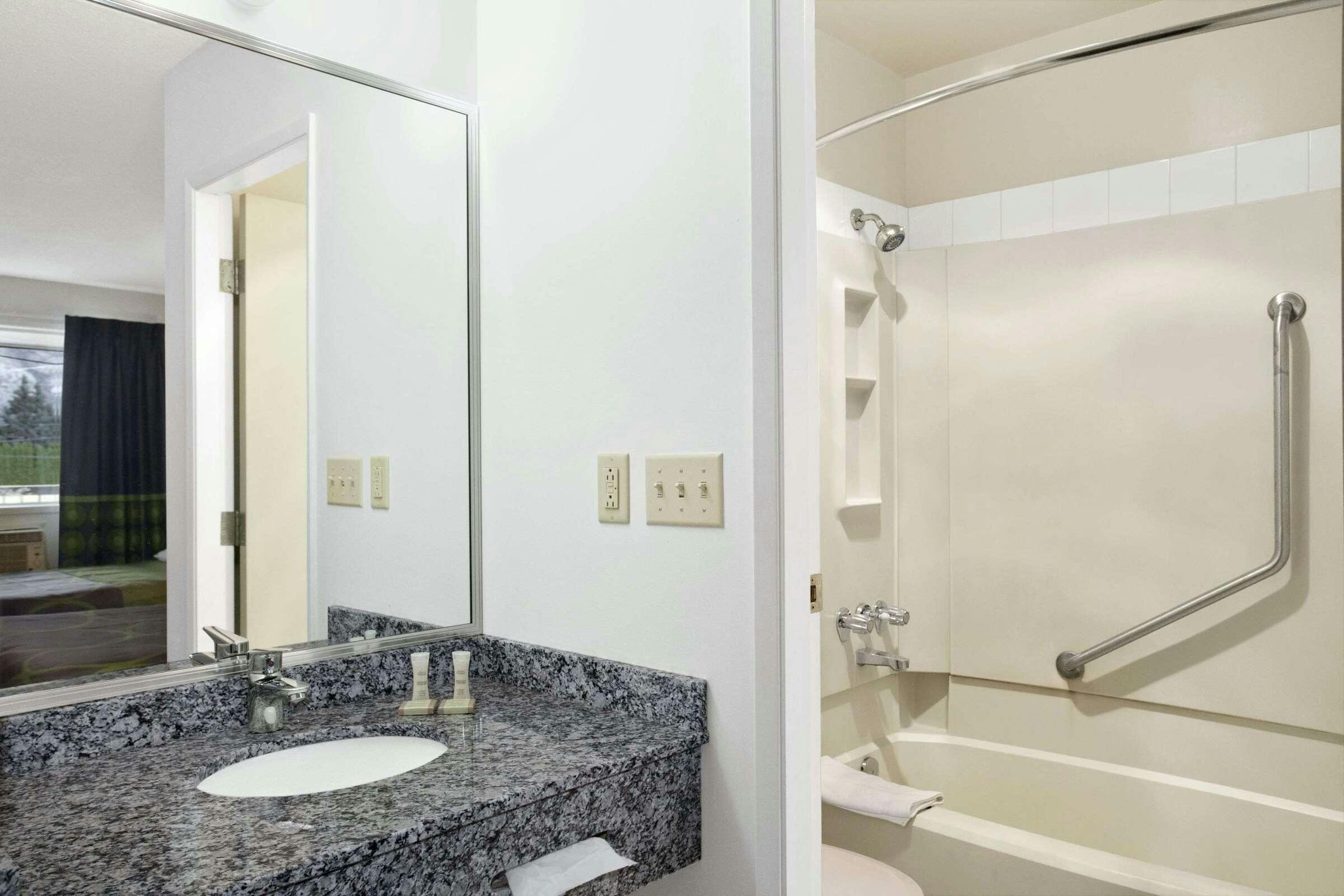 Hotel Super 8 by Wyndham Kamloops East photo 5