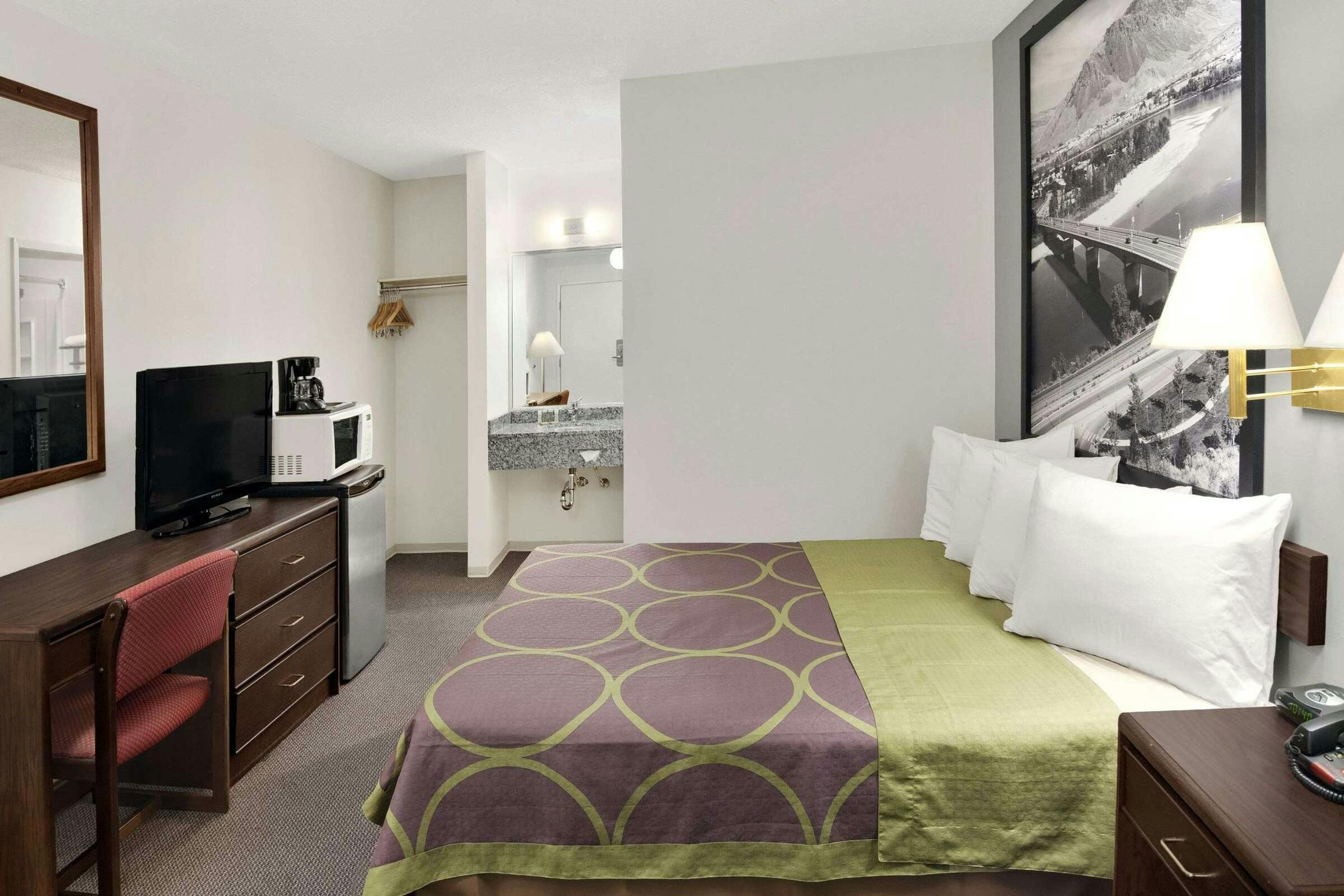 Hotel Super 8 by Wyndham Kamloops East photo 4