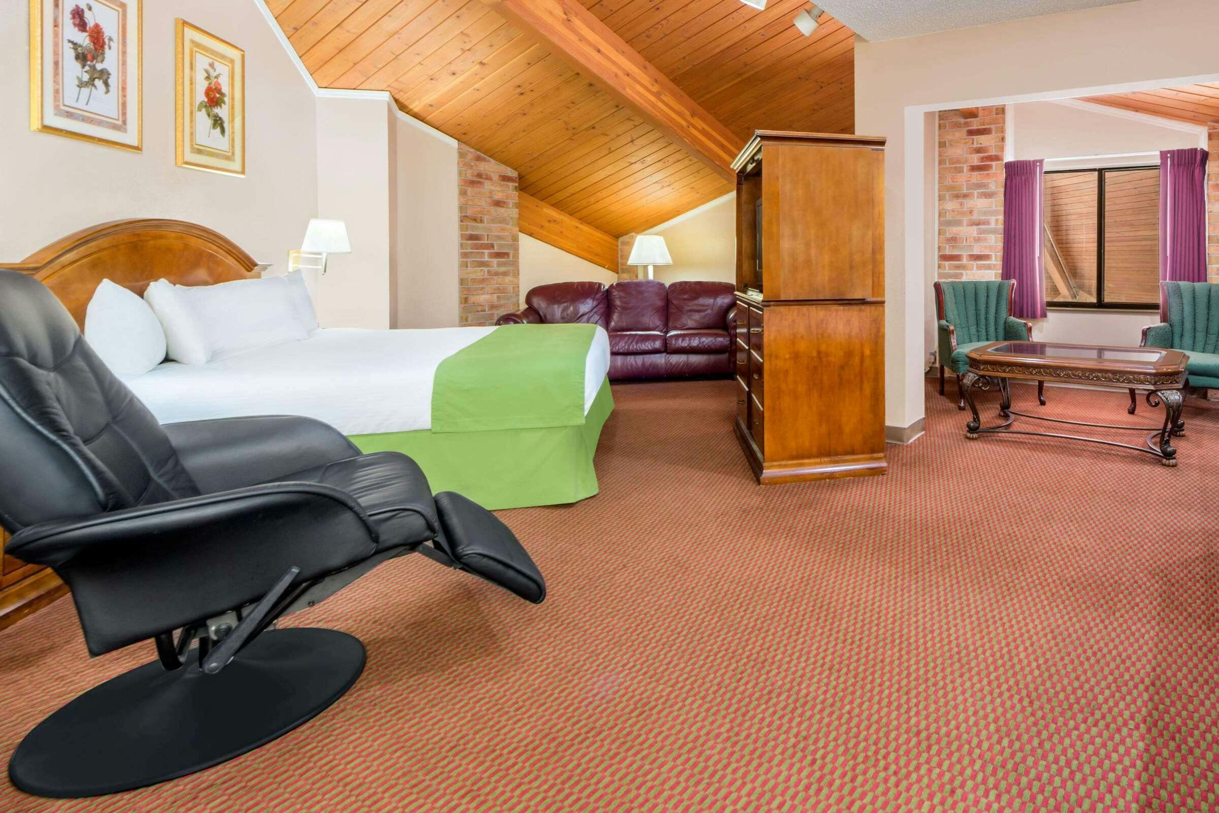 Hotel Baymont by Wyndham Enid photo 3