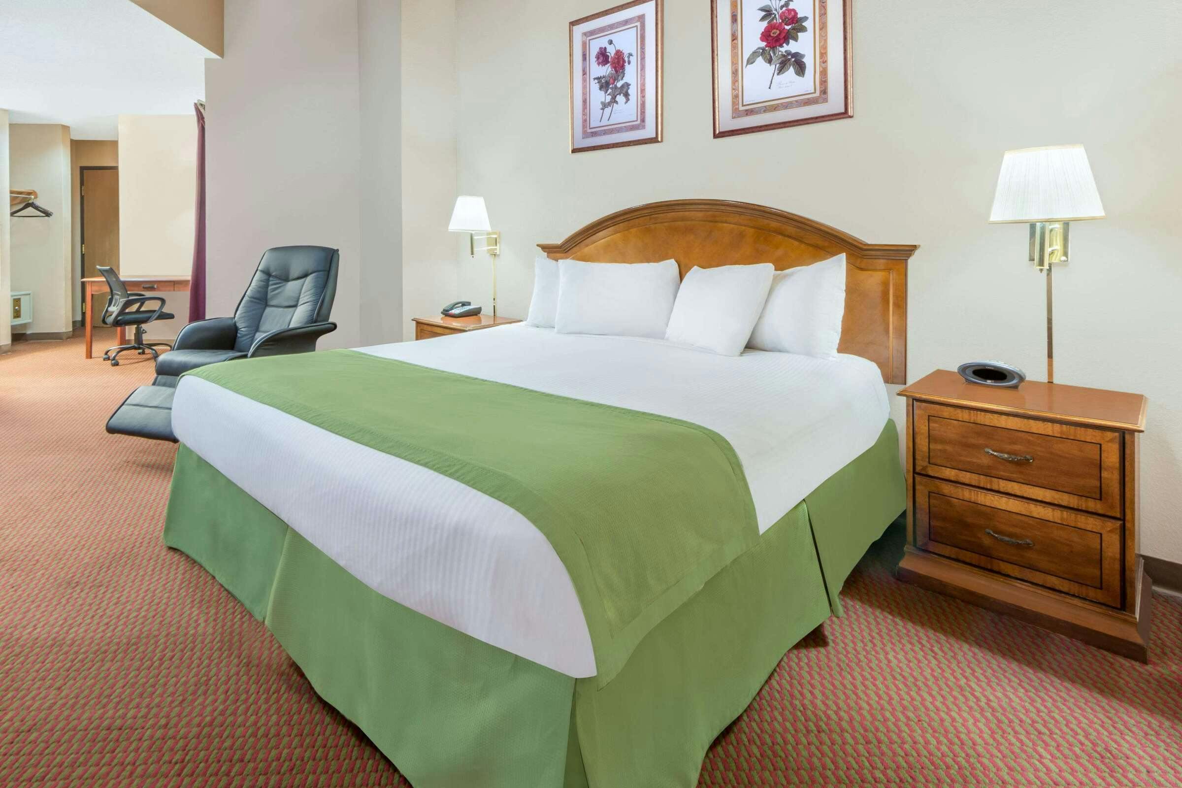 Hotel Baymont by Wyndham Enid photo 5