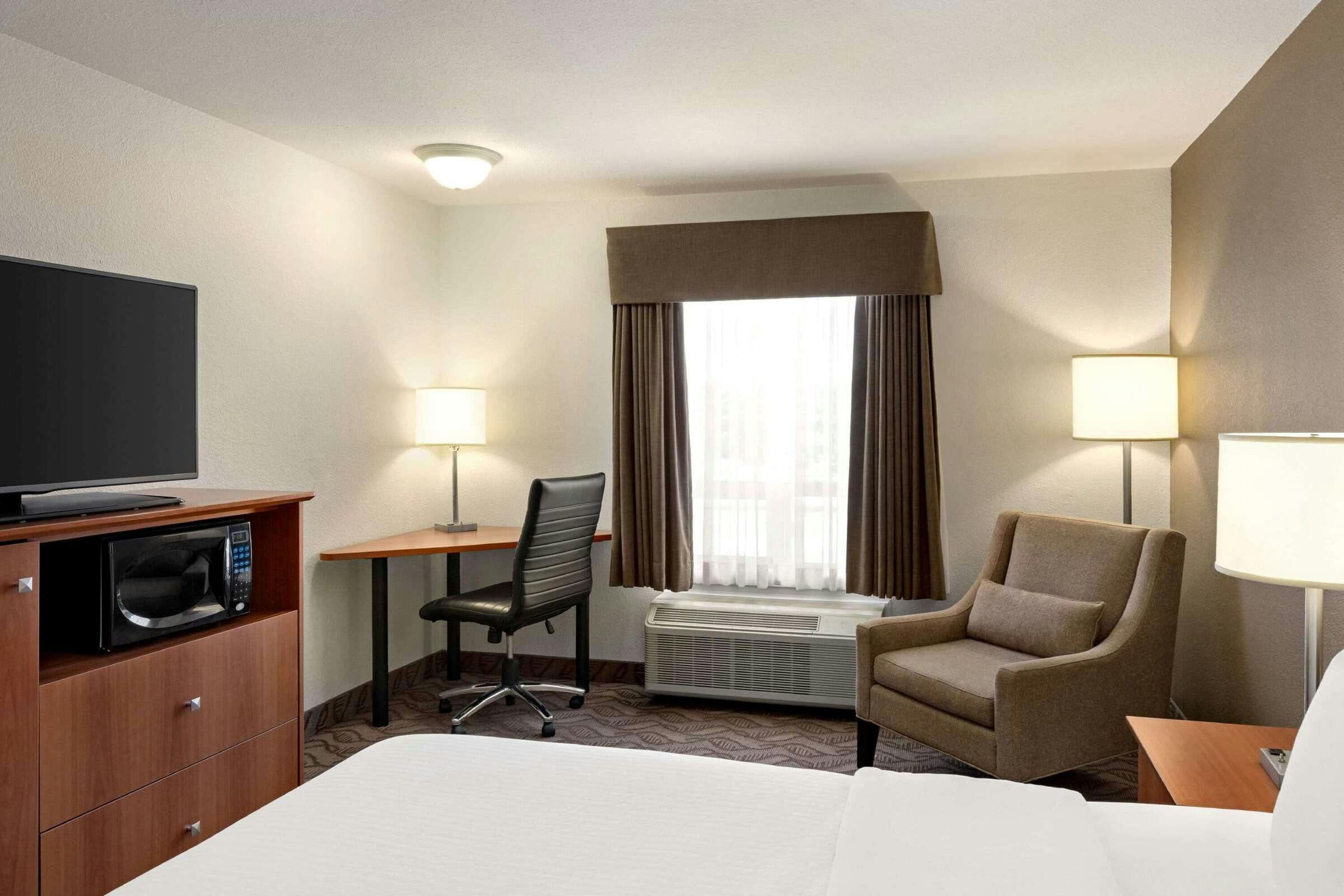 Hotel Super 8 Calgary Shawnessy Area photo 4