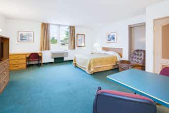 Hotel Super 8 by Wyndham Brooklyn photo 1