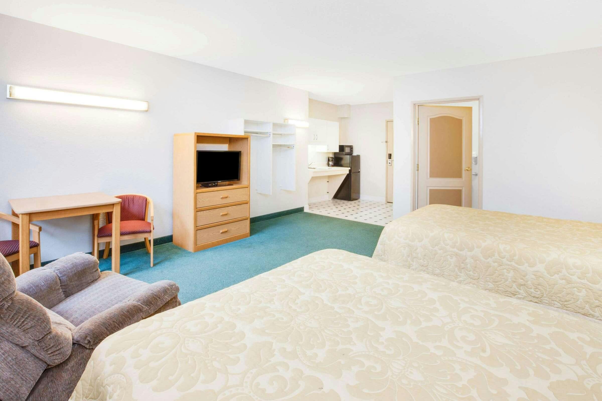 Hotel Super 8 by Wyndham Brooklyn photo 4