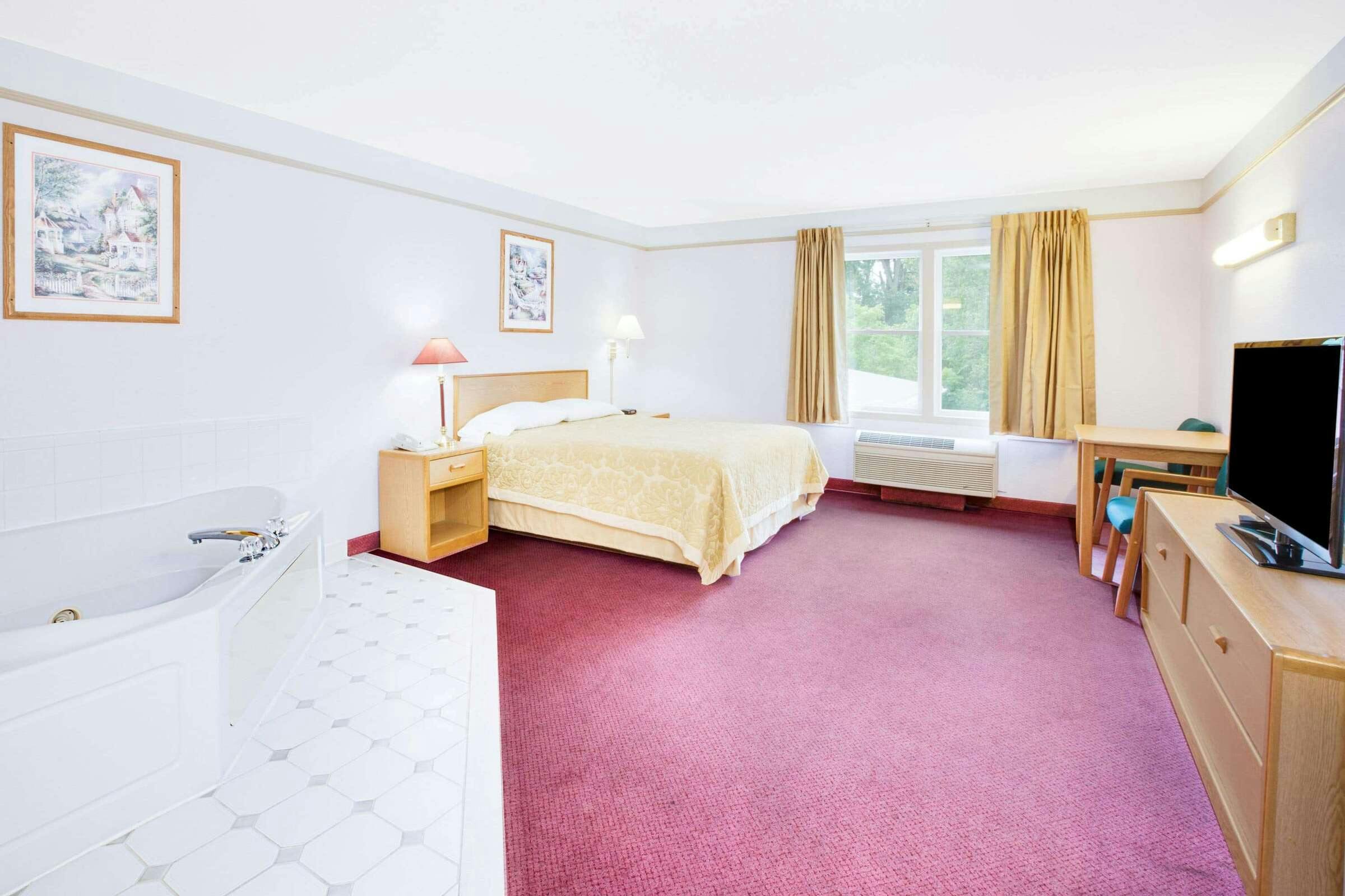 Hotel Super 8 by Wyndham Brooklyn photo 5