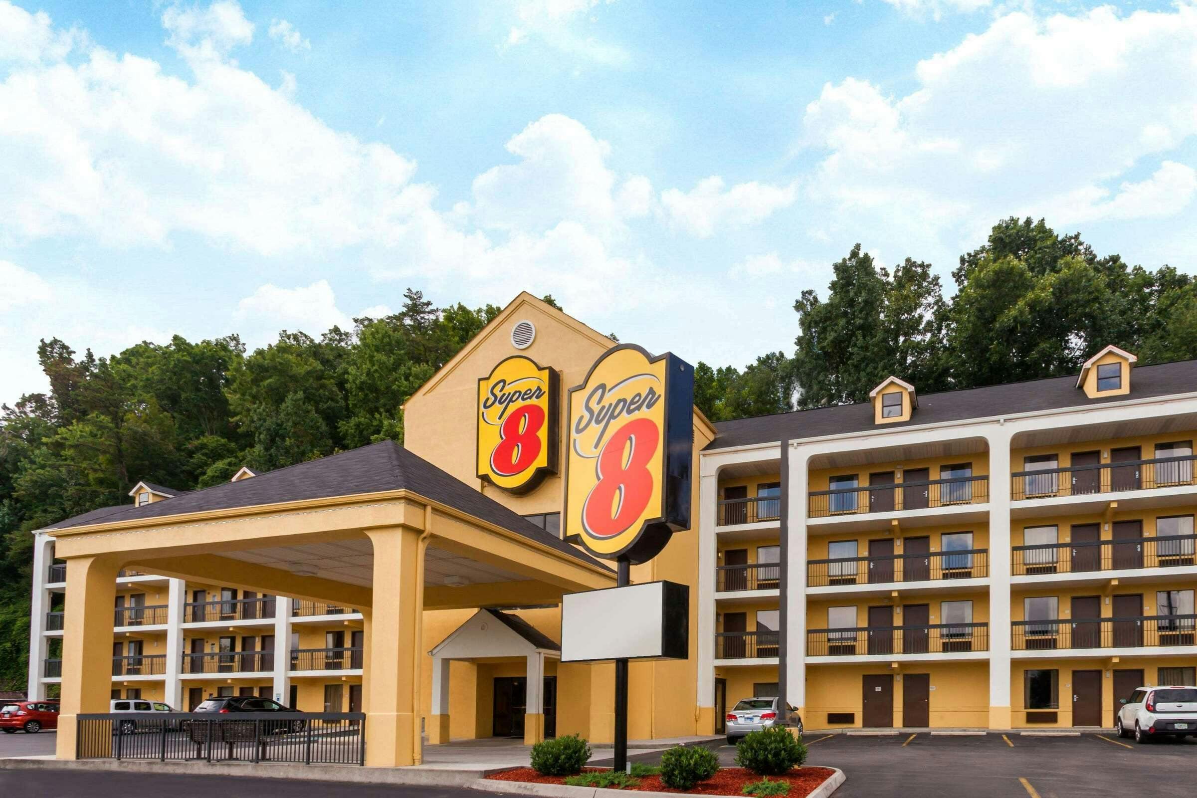 Super 8 by Wyndham Pigeon Forge Dollywood Lane