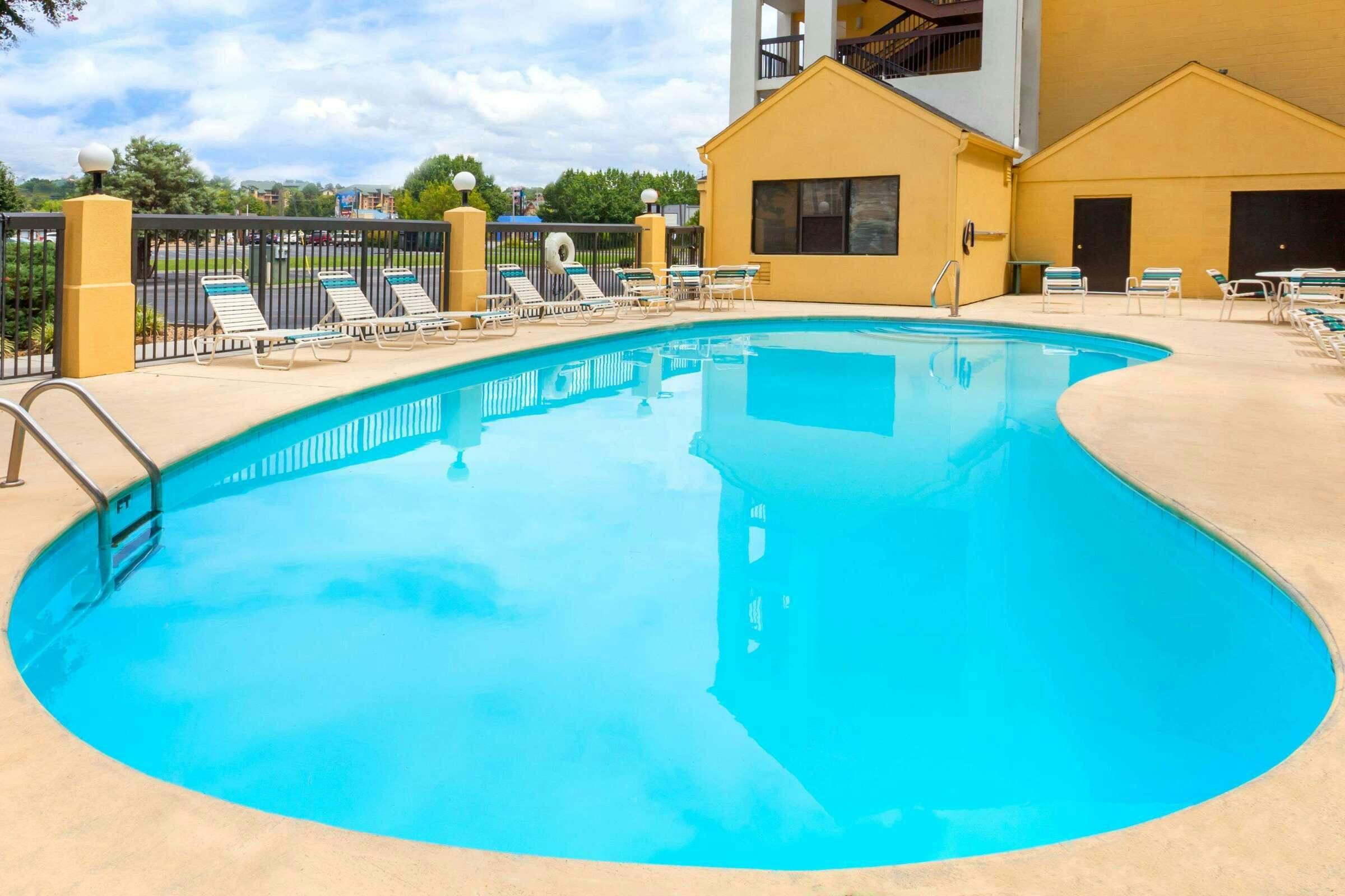 Hotel Super 8 by Wyndham Pigeon Forge Dollywood Lane photo 1