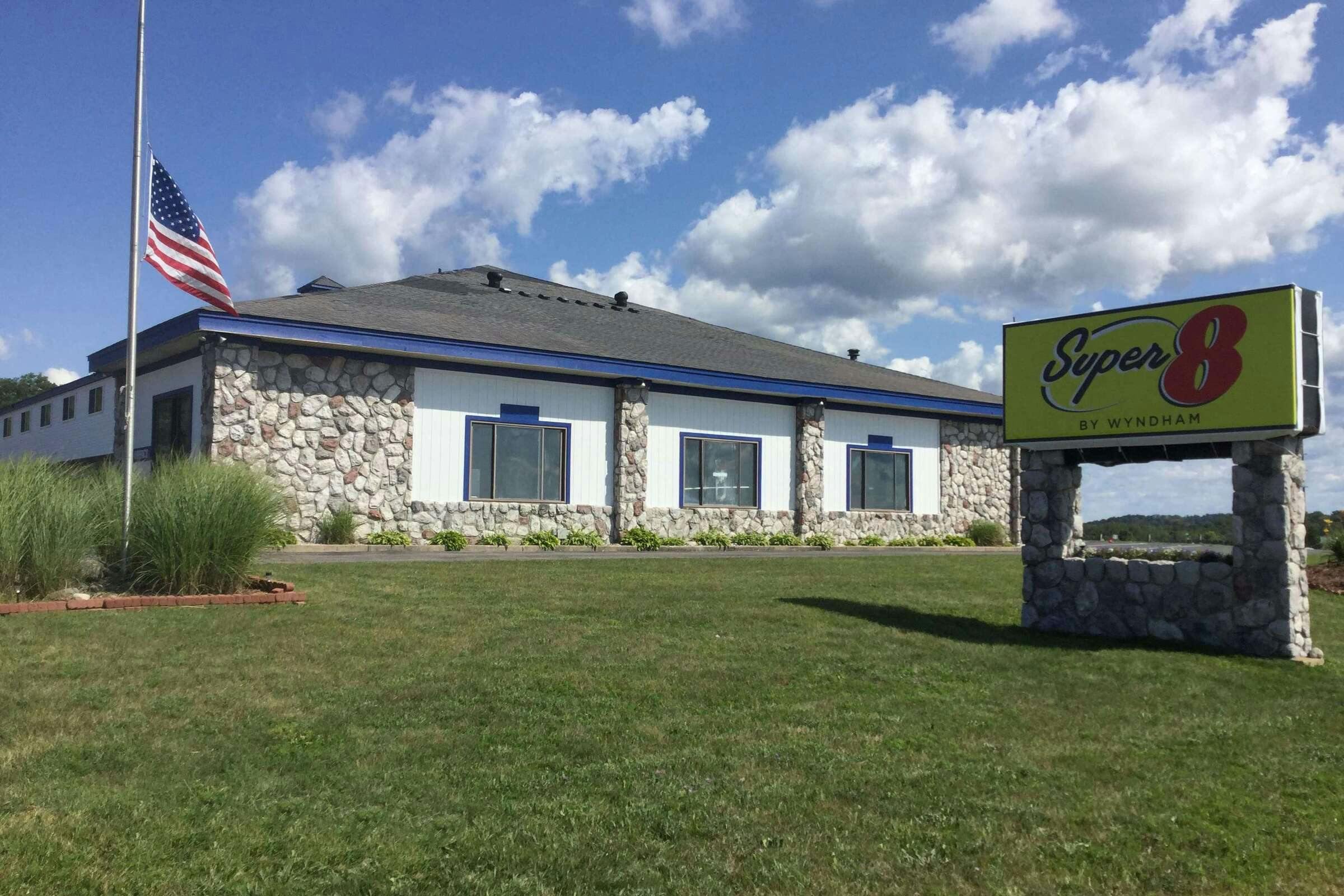 Hotel Super 8 by Wyndham Petoskey photo 4