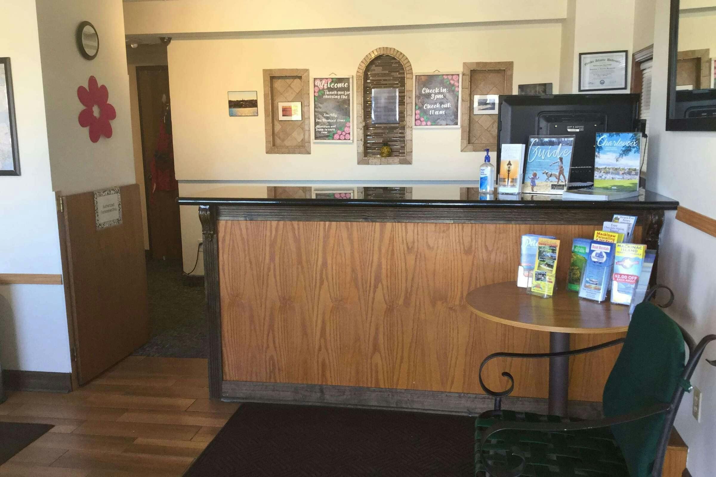 Hotel Super 8 by Wyndham Petoskey photo 2