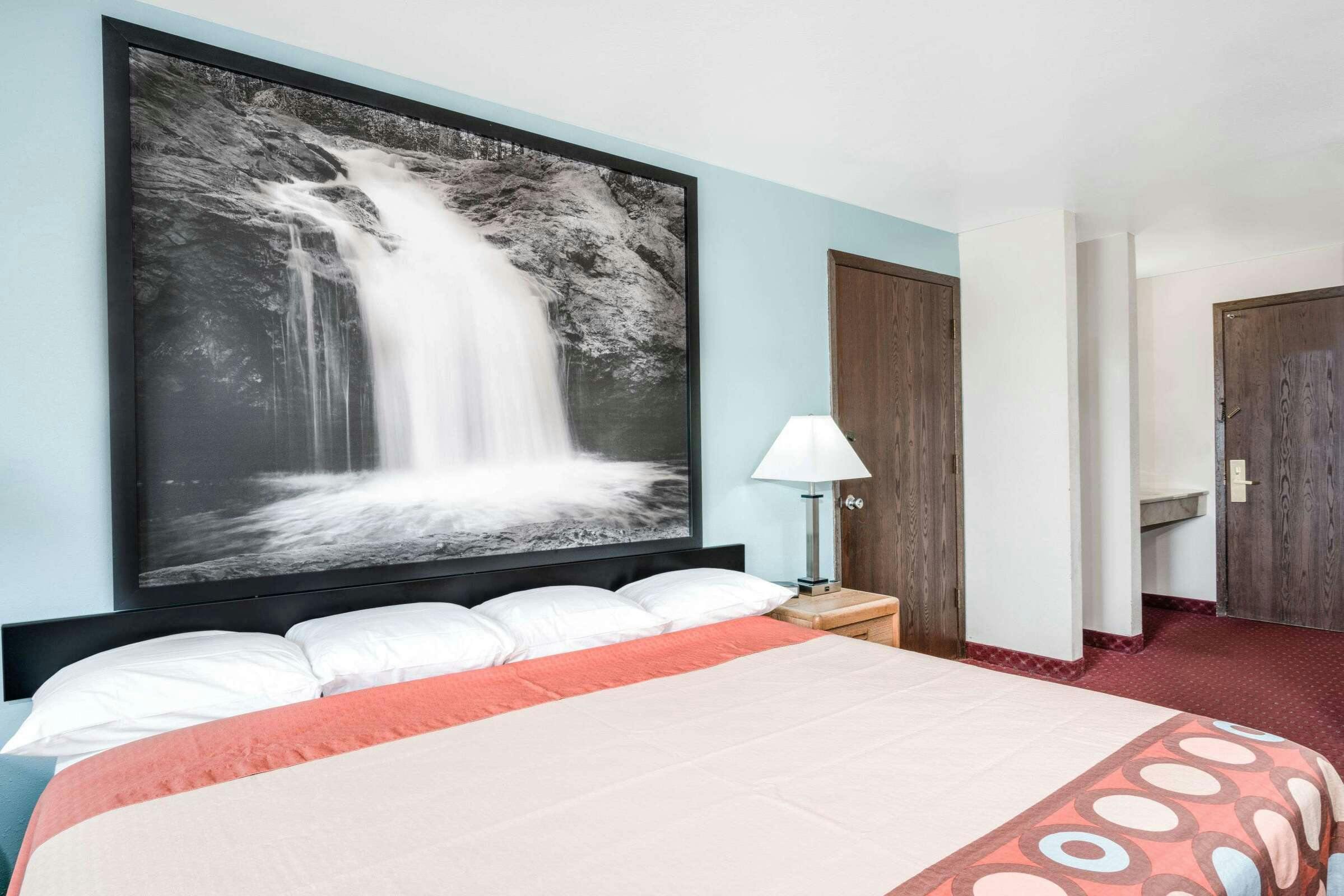 Hotel Super 8 by Wyndham Tomah Wisconsin photo 3