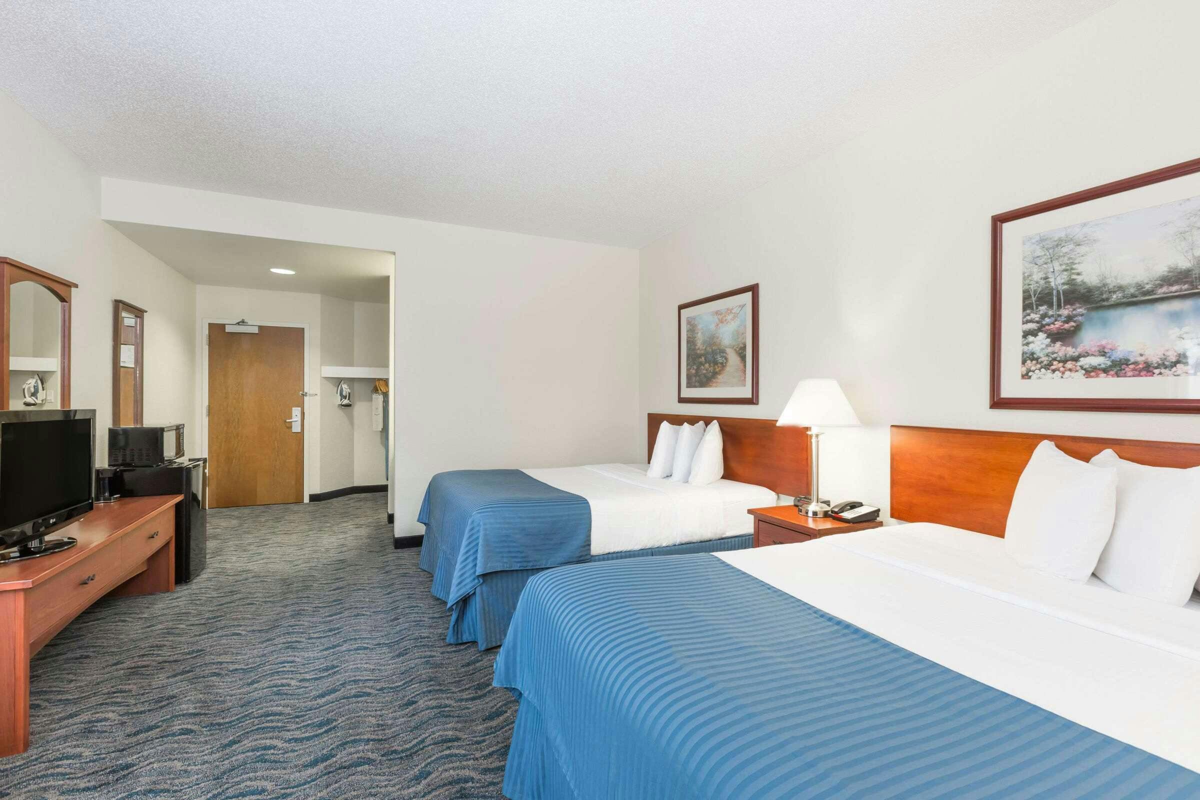 Hotel Baymont Inn Des Moines Airport photo 2