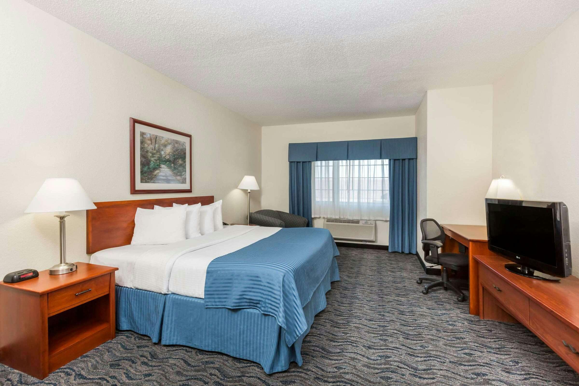 Hotel Baymont Inn Des Moines Airport photo 3