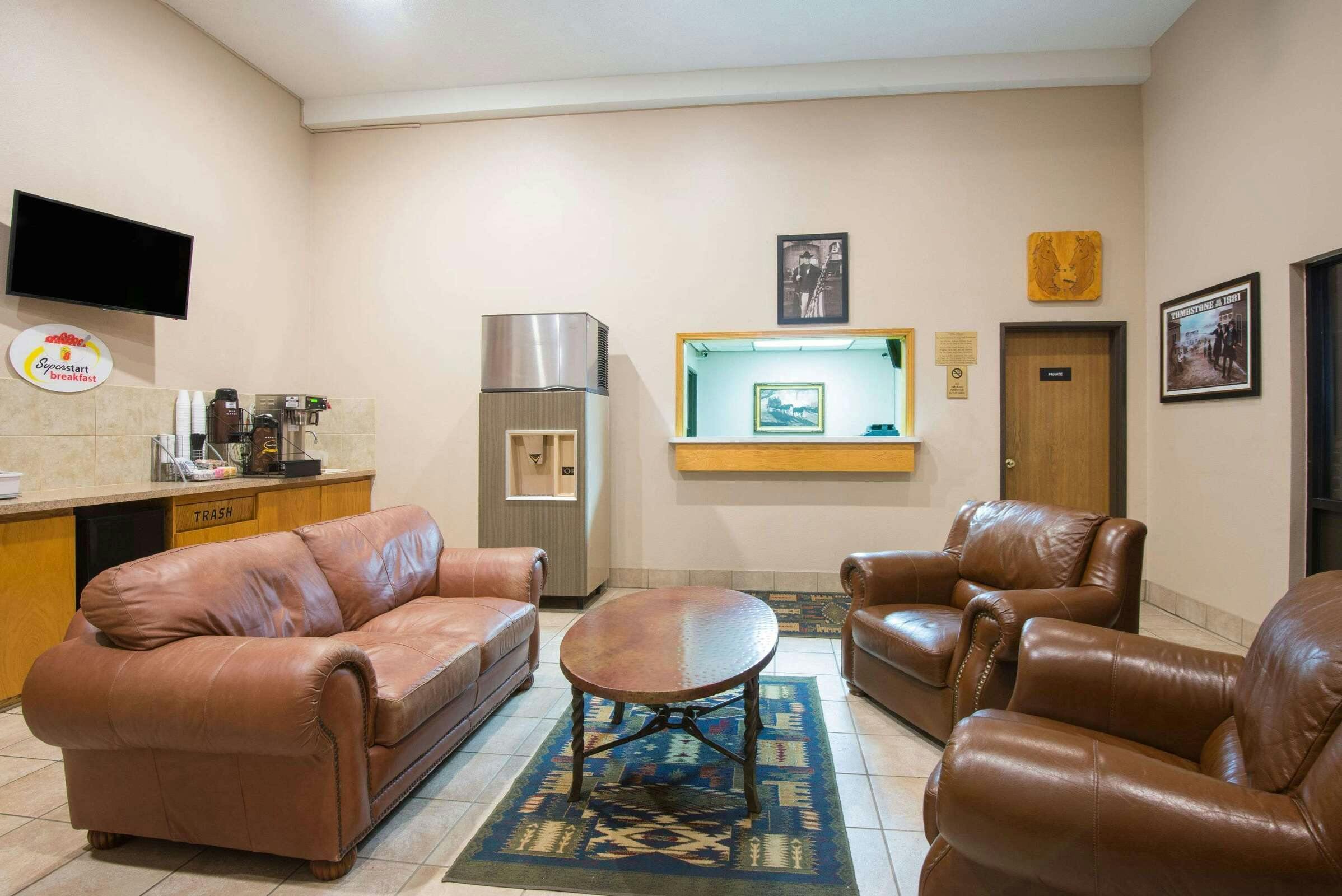 Hotel Super 8 by Wyndham Abilene KS photo 1