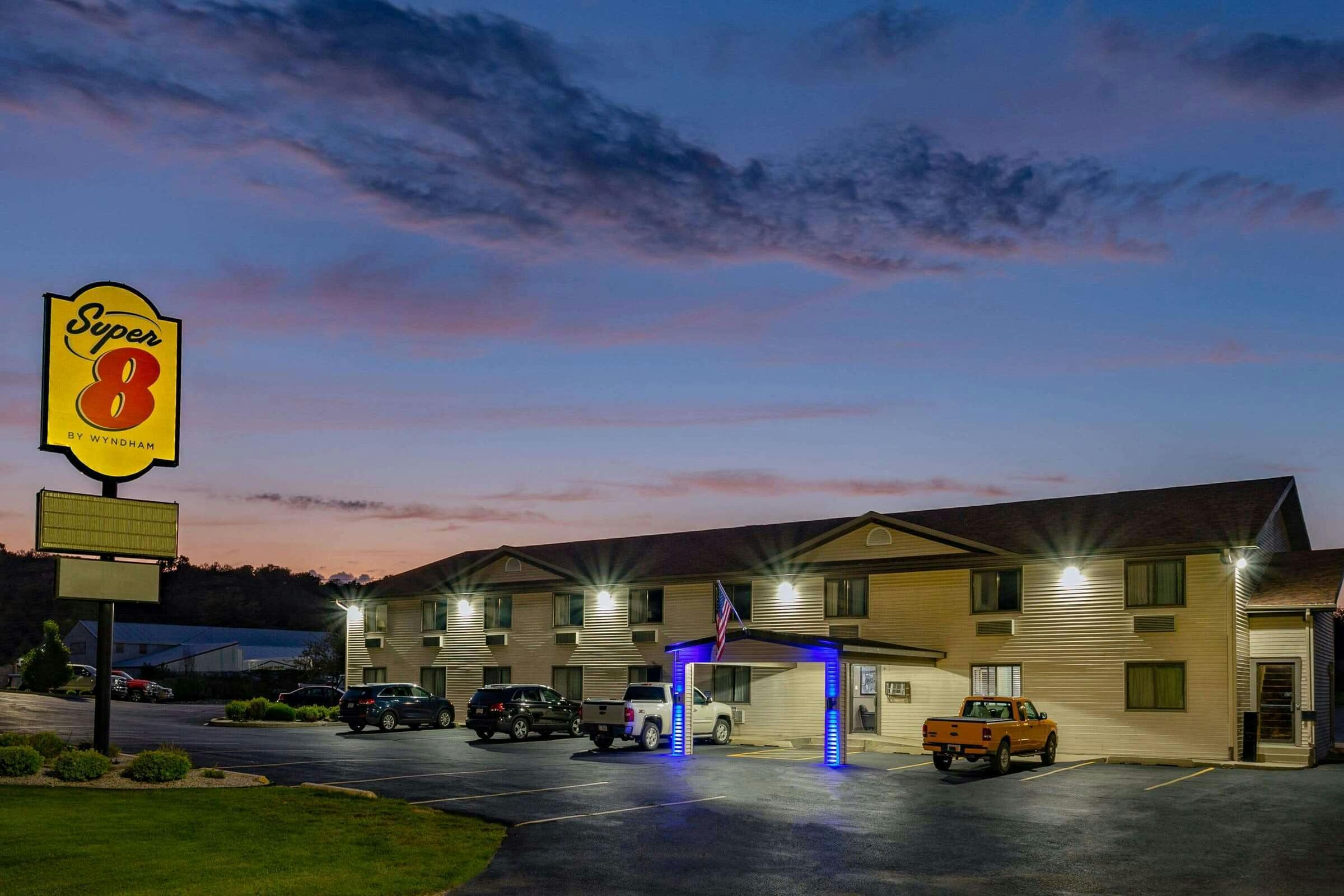 Hotel Super 8 by Wyndham Decorah photo 2