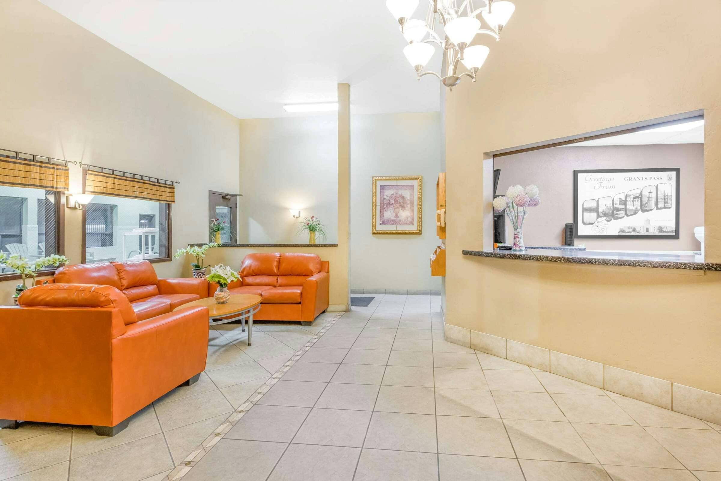 Hotel Super 8 by Wyndham Grants Pass photo 1