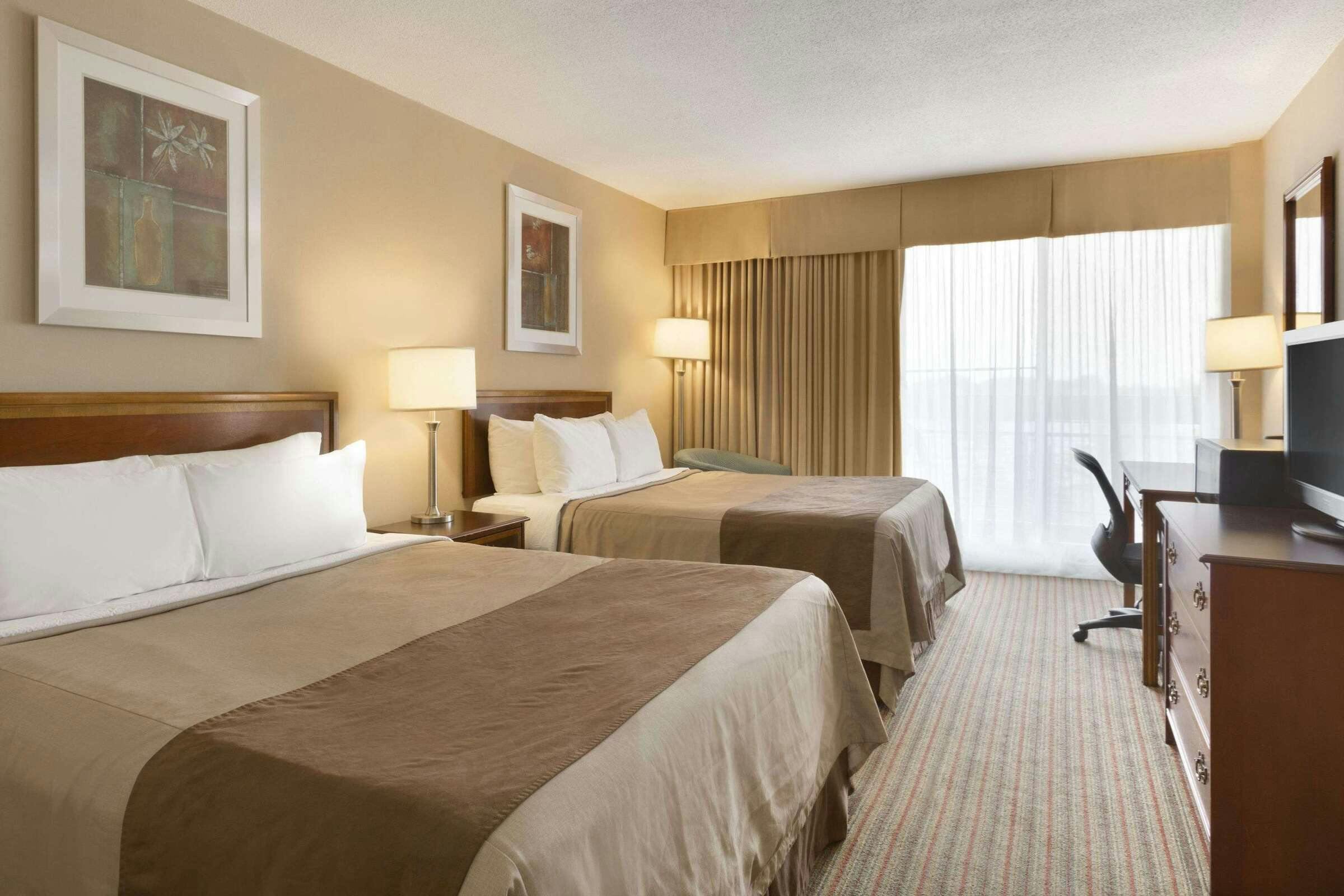 Hotel Ramada Belleville Harbourview photo 2