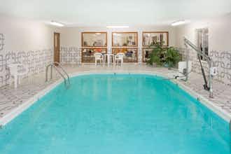Hotel Super 8 Pekin Peoria Area photo 1
