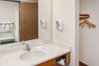 Hotel Super 8 Pekin Peoria Area photo 3