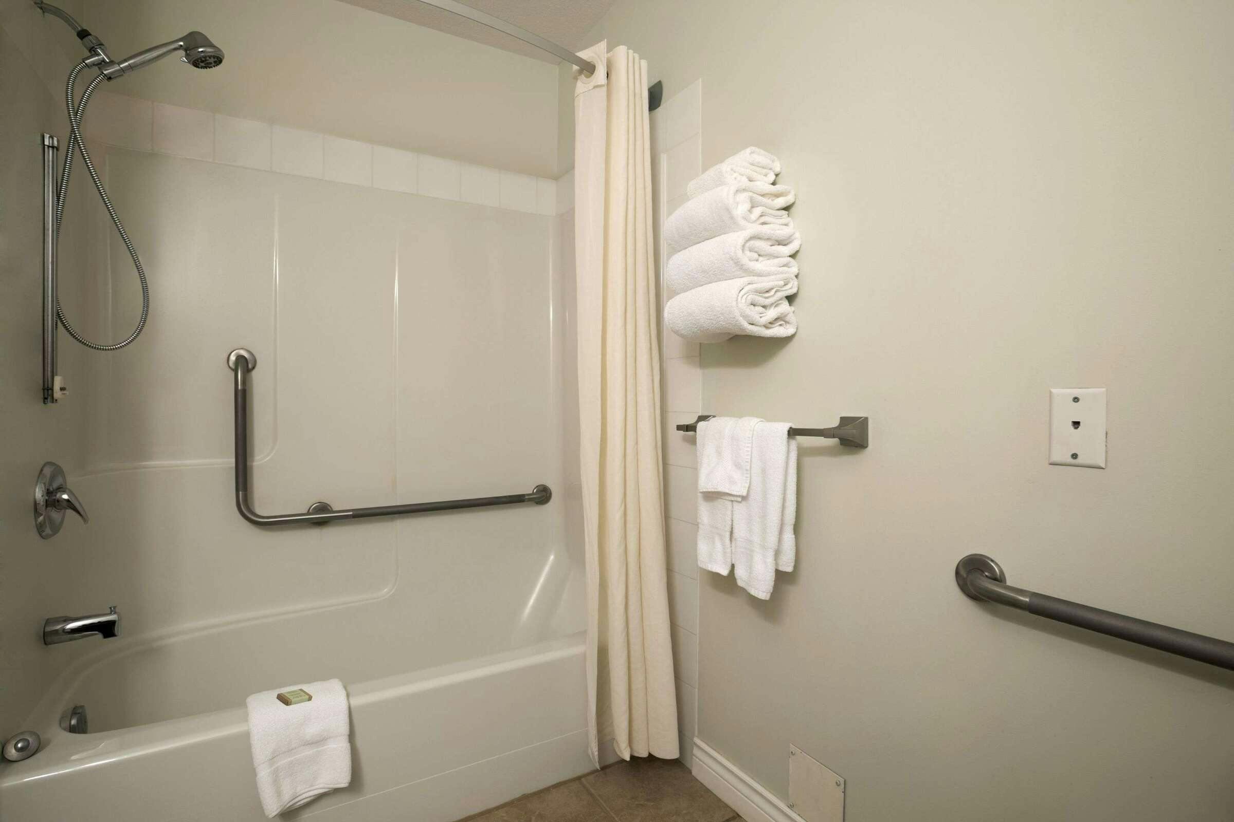 Hotel Super 8 by Wyndham Revelstoke BC photo 2