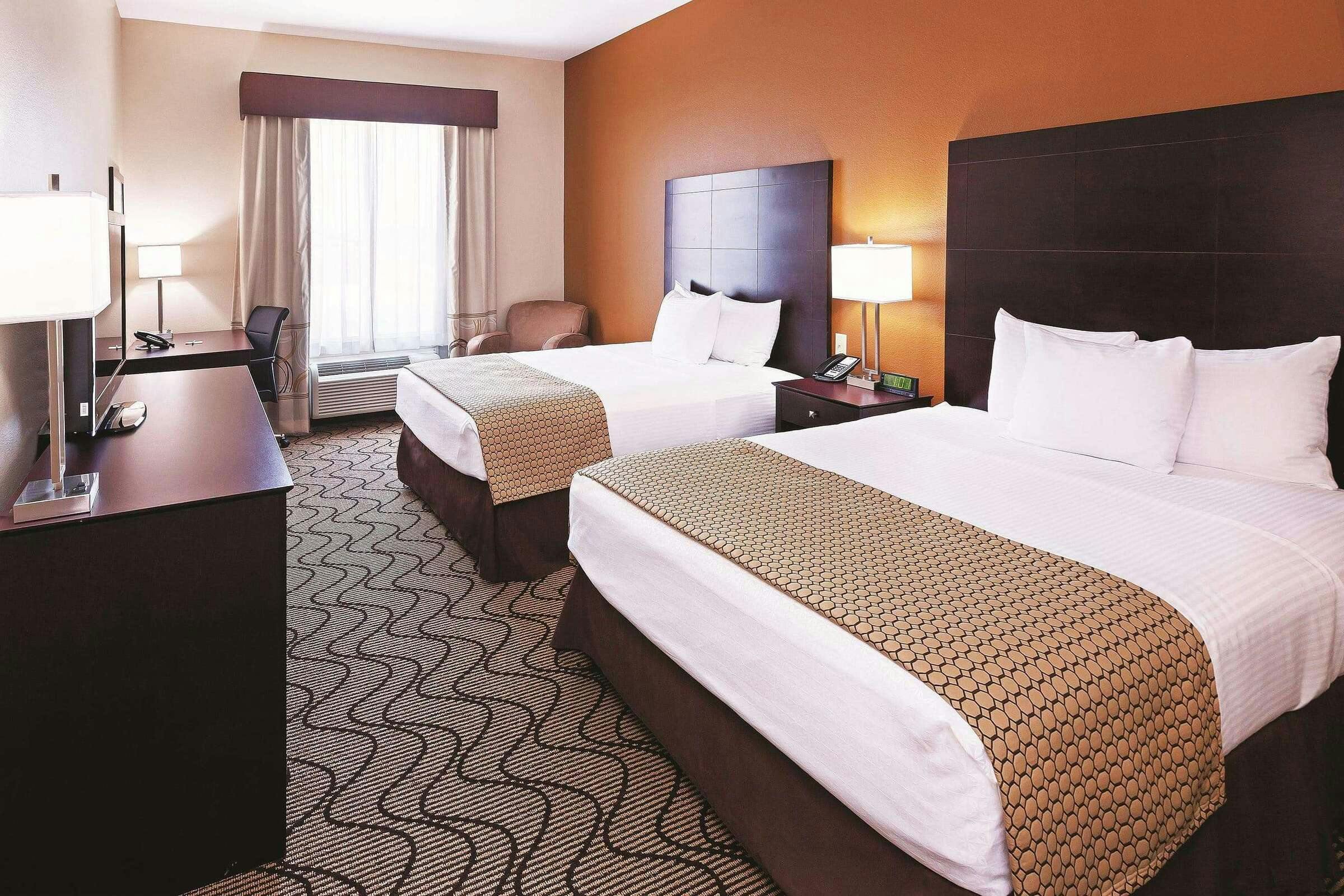 Hotel La Quinta Inn & Suites by Wyndham Marshall photo 1