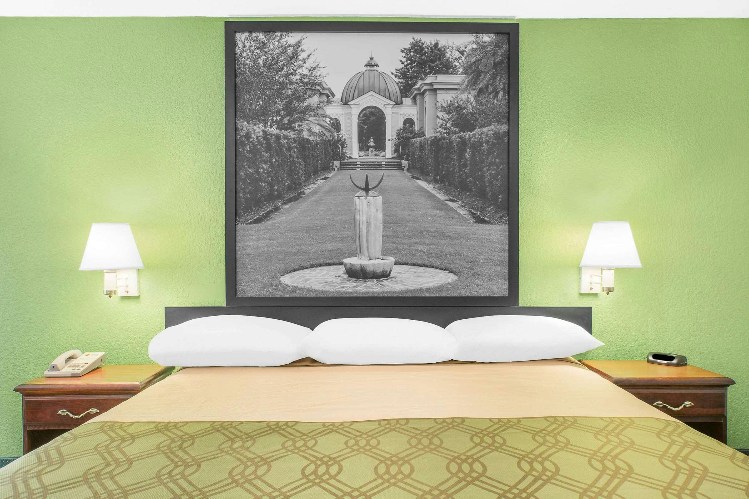 Hotel Super 8 by Wyndham Mobile photo 4