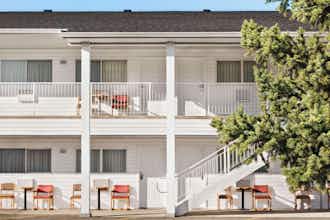 Hotel Travelodge Wyndham Salmon Arm photo 3
