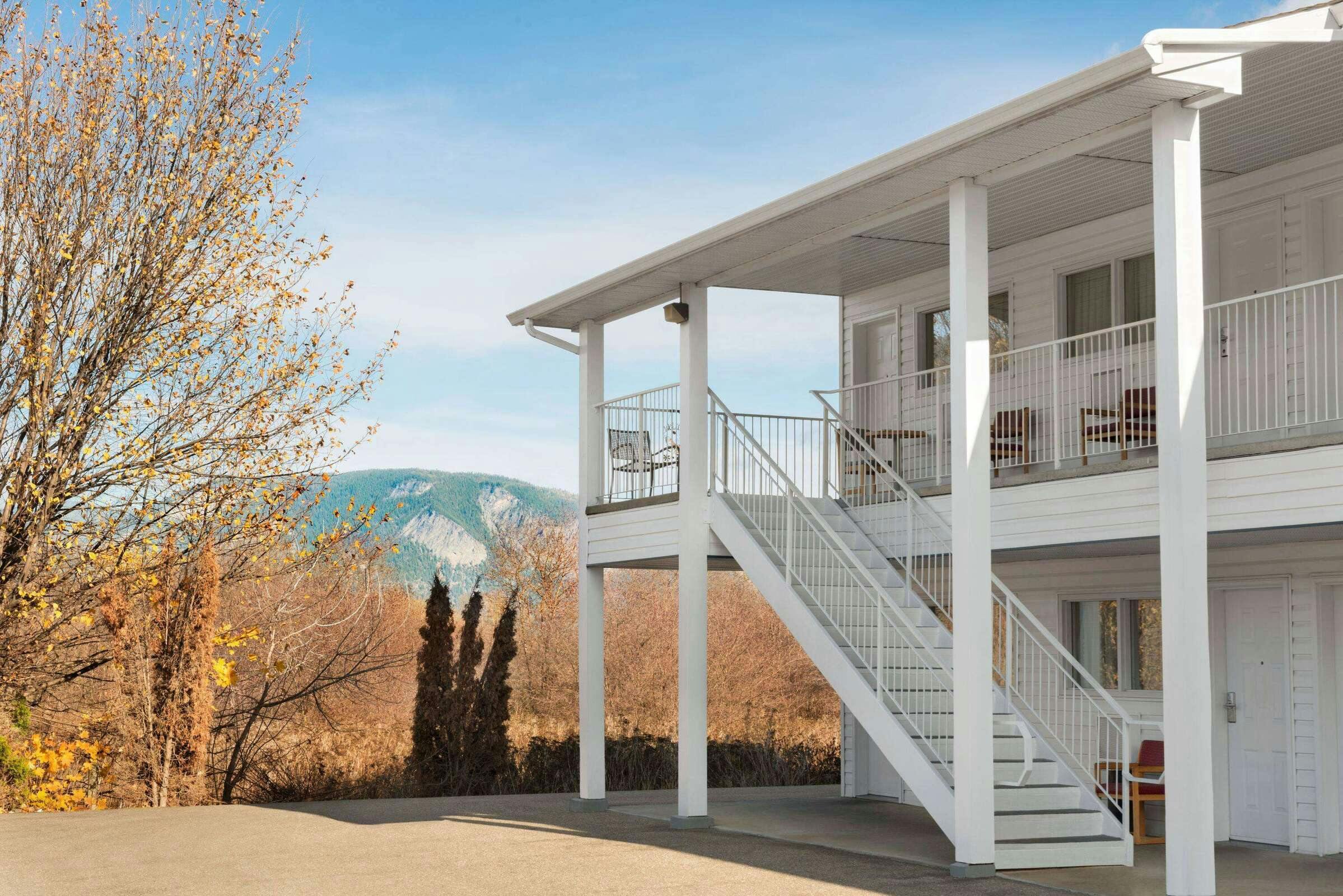 Hotel Travelodge Wyndham Salmon Arm photo 4