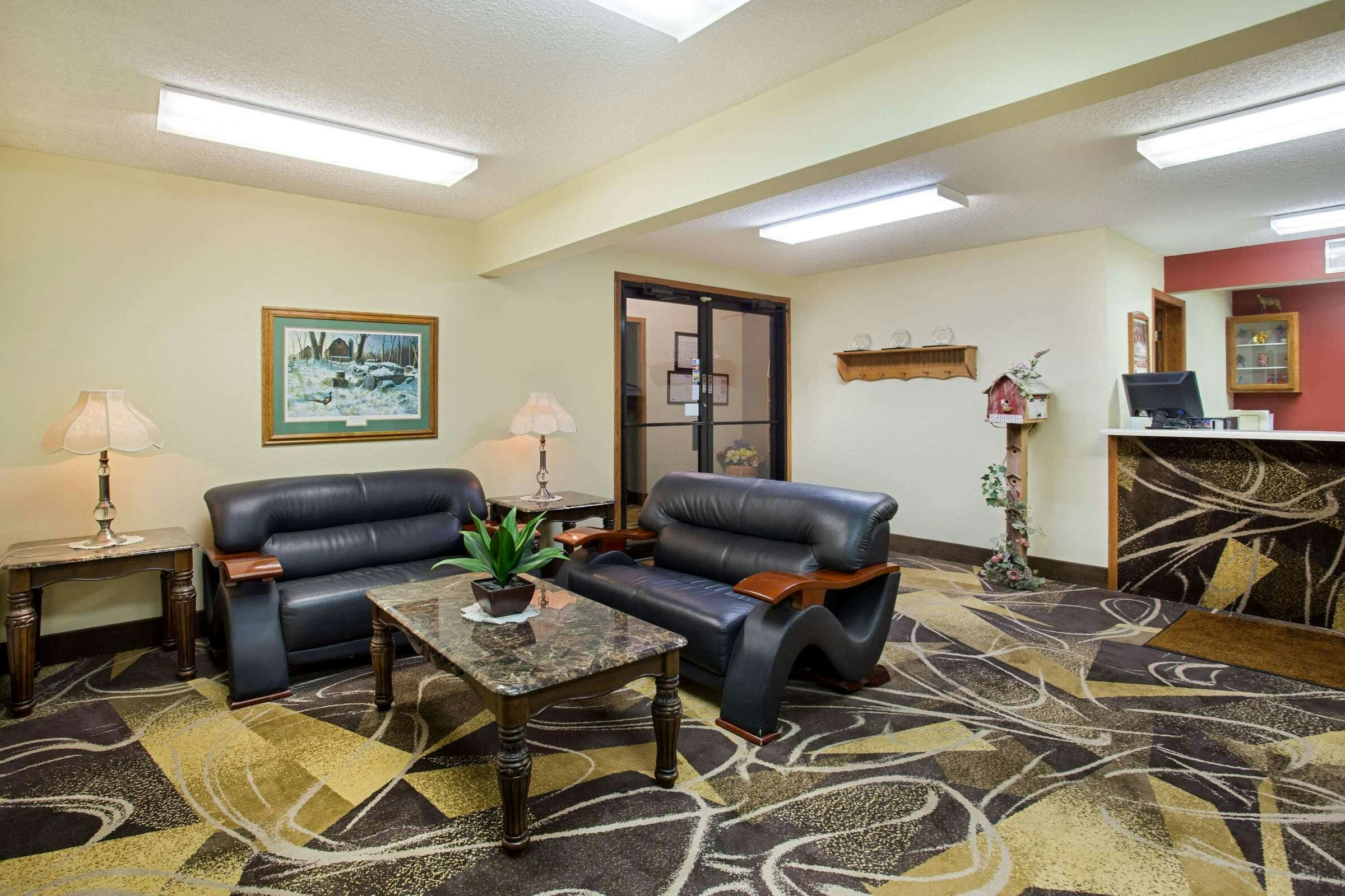 Hotel Super 8 by Wyndham Charles City photo 1